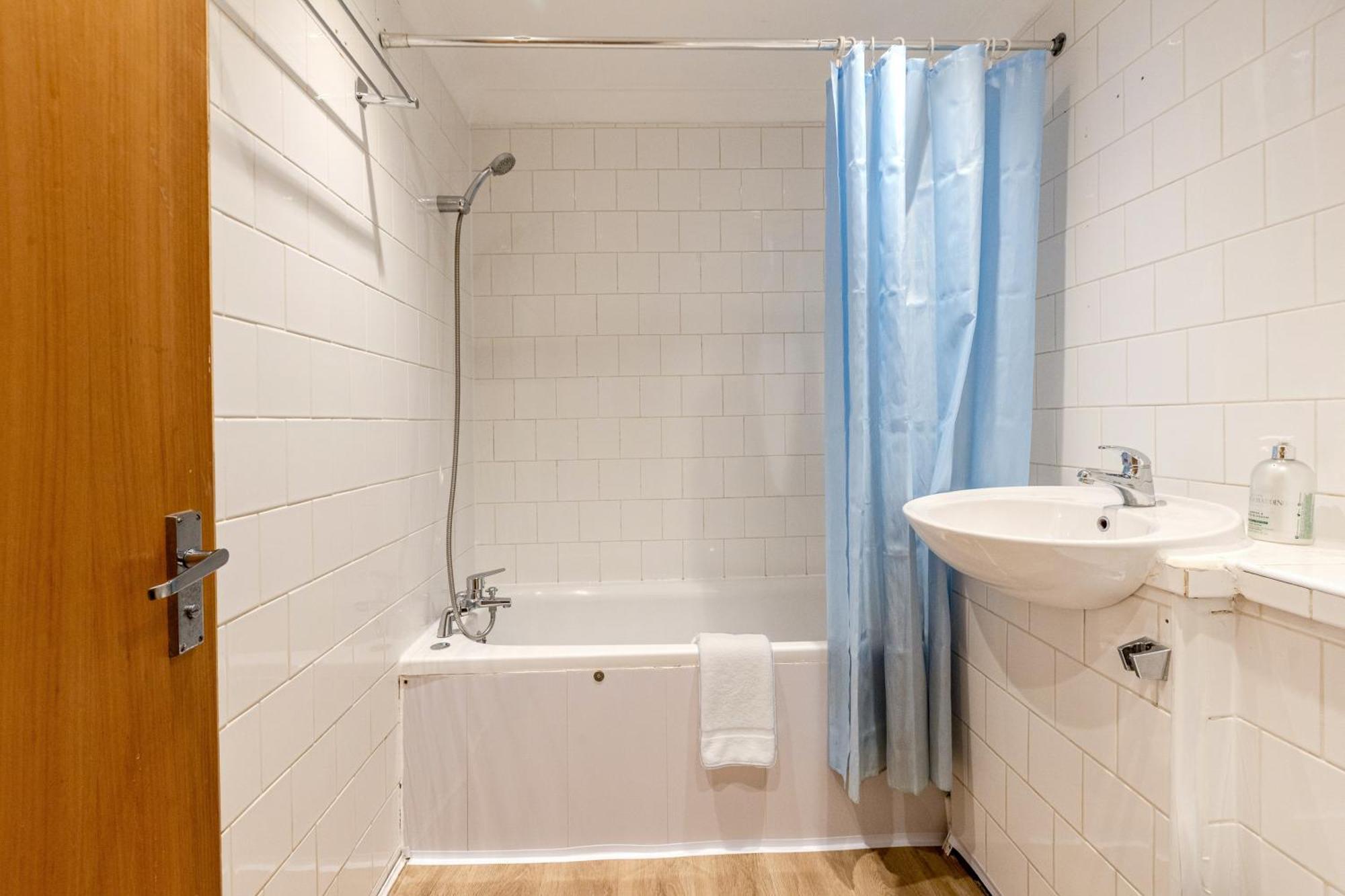 Sunny 1br Gem Near Canary Wharf With Parking Apartamento