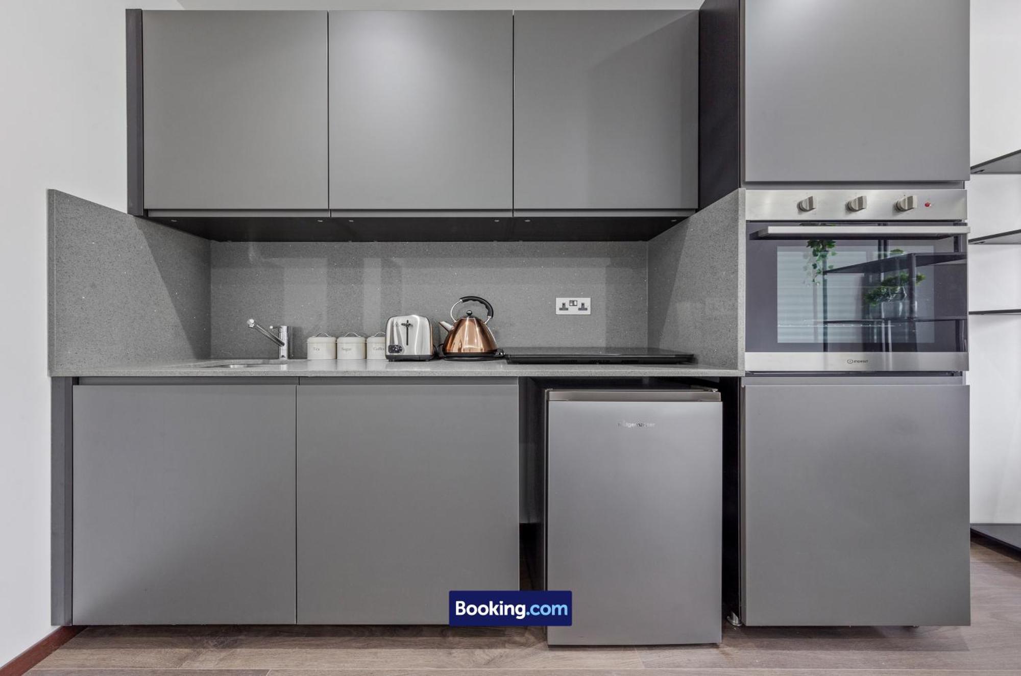 Stylish By Smart Short Lets & Serviced Woodstock With Free Wifi Londres