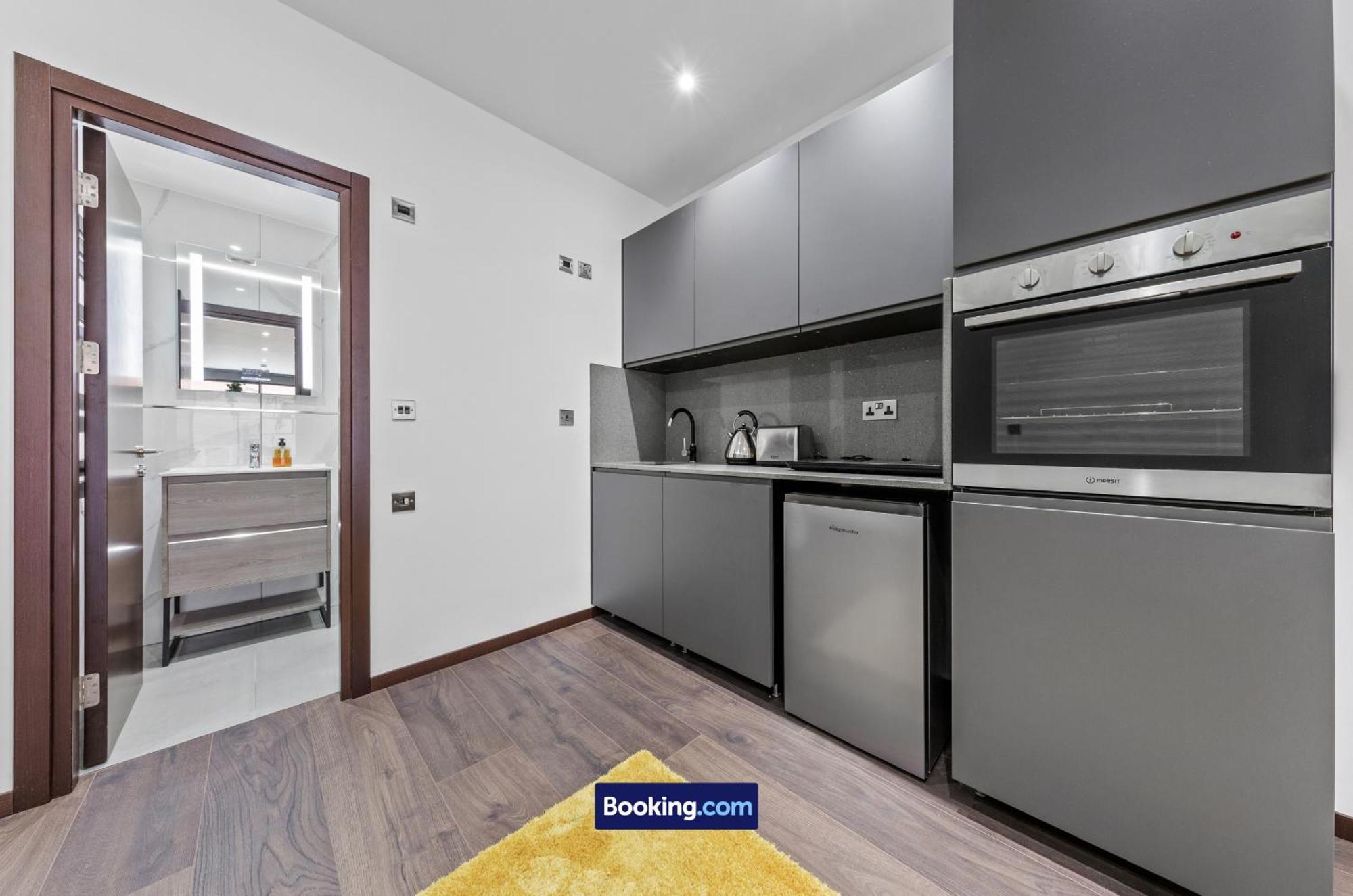 Stylish By Smart Short Lets & Serviced Woodstock With Free Wifi Appartement