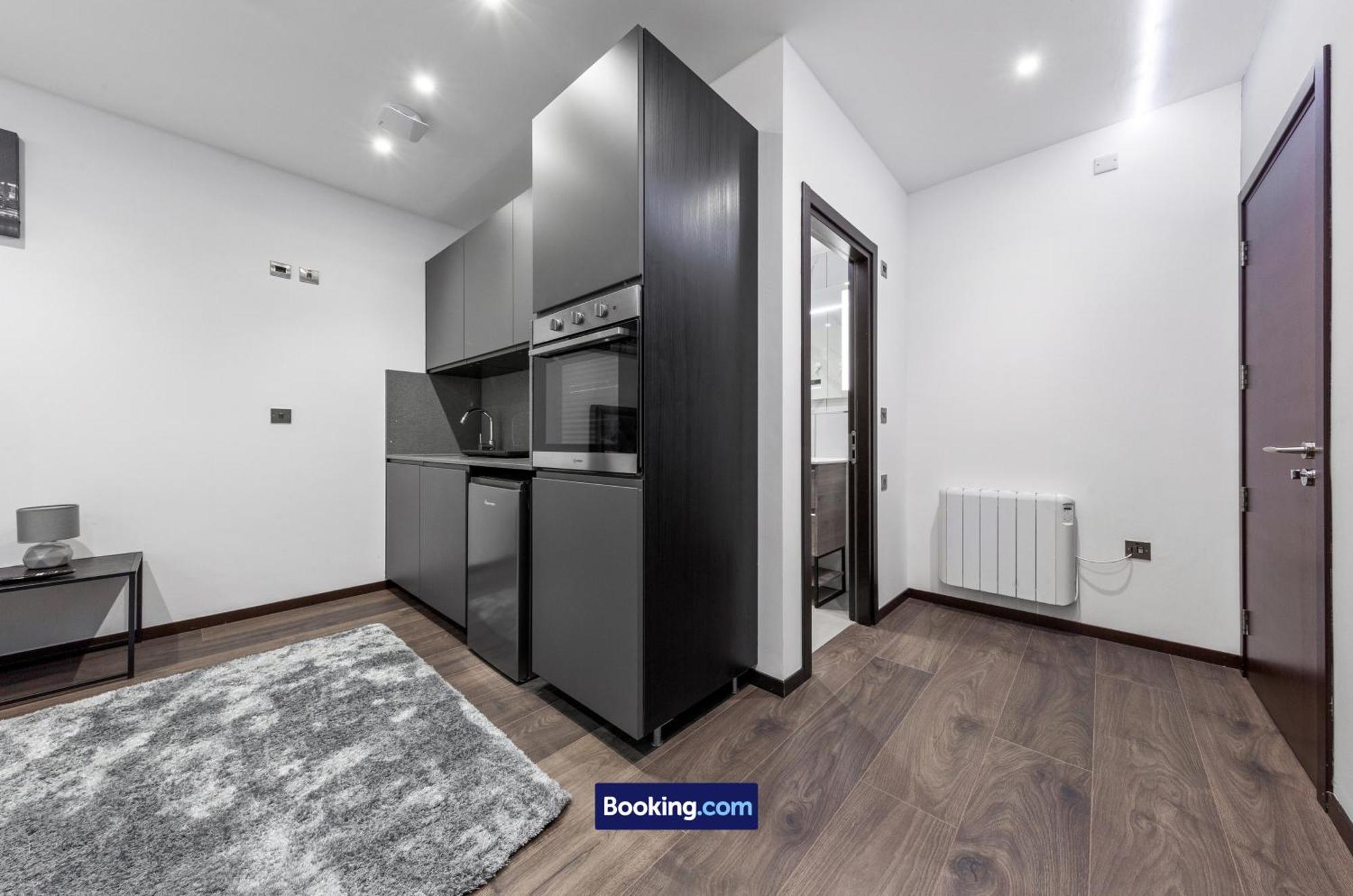 Stylish By Smart Short Lets & Serviced Woodstock With Free Wifi Appartement