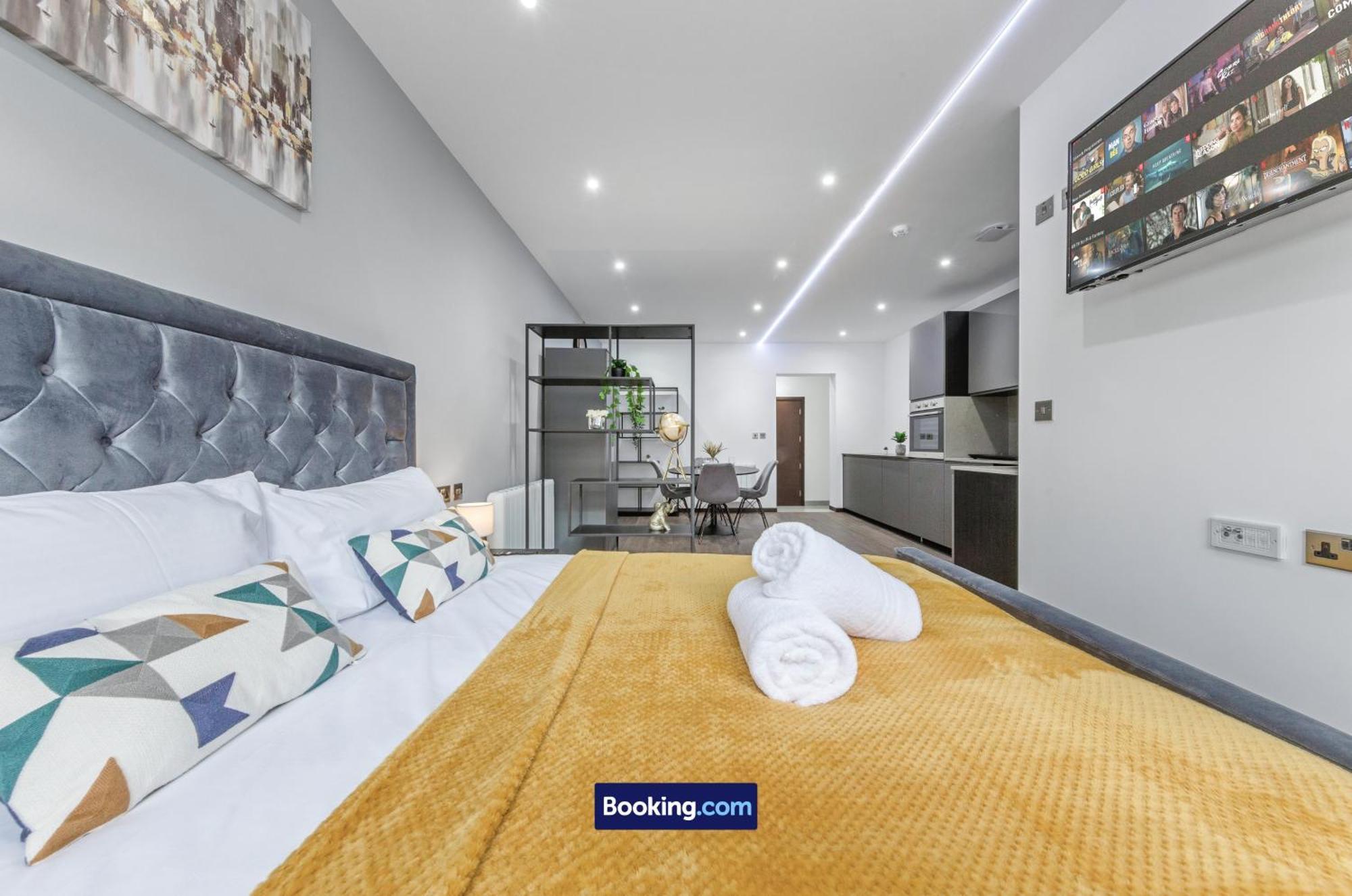 Stylish By Smart Short Lets & Serviced Woodstock With Free Wifi Appartement Londres