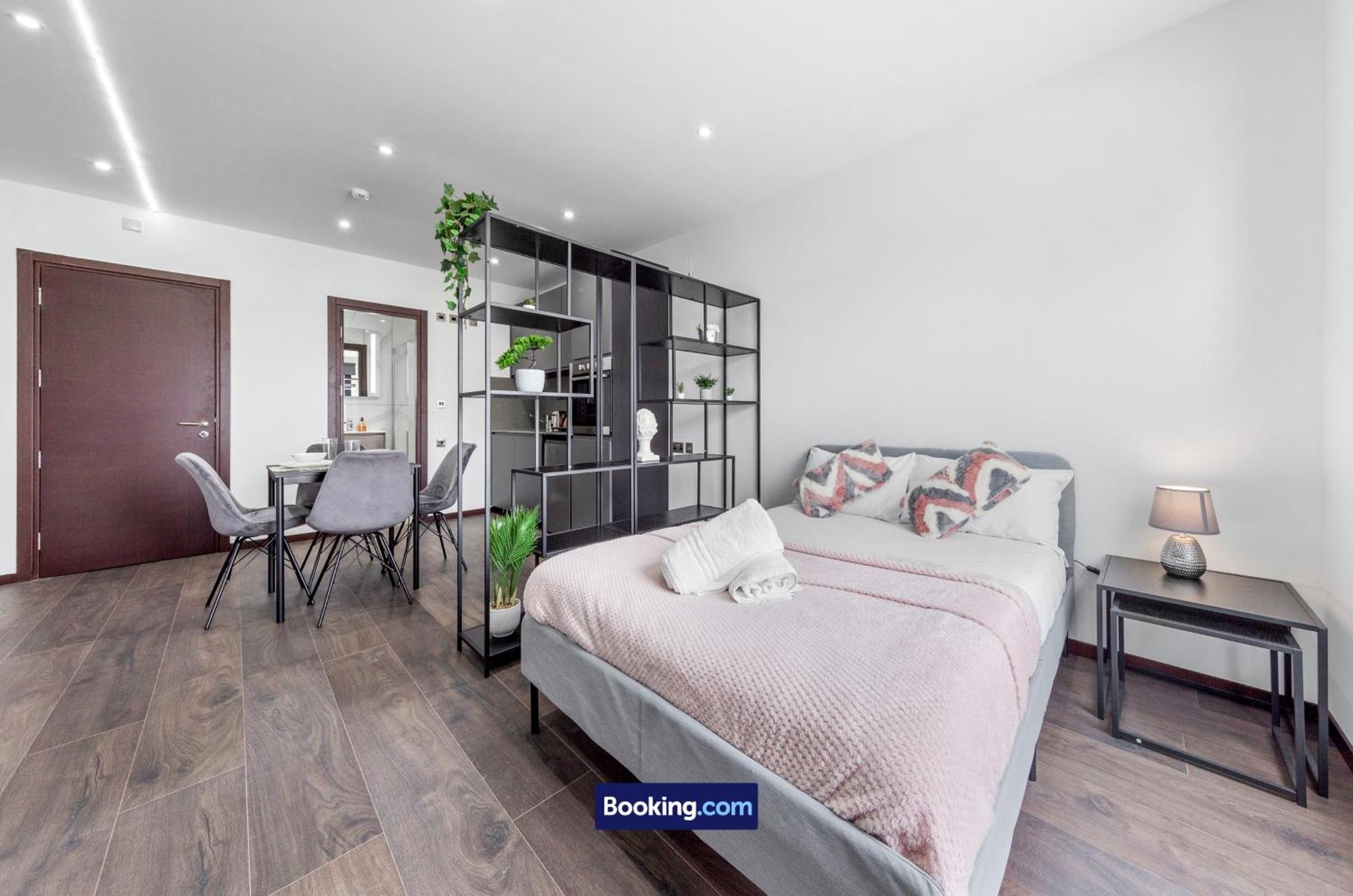 Stylish By Smart Short Lets & Serviced Woodstock With Free Wifi Appartement *