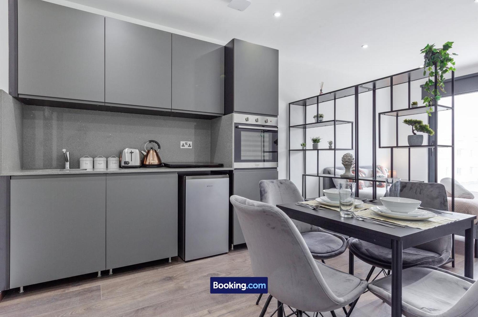 Stylish By Smart Short Lets & Serviced Woodstock With Free Wifi Appartement Londres
