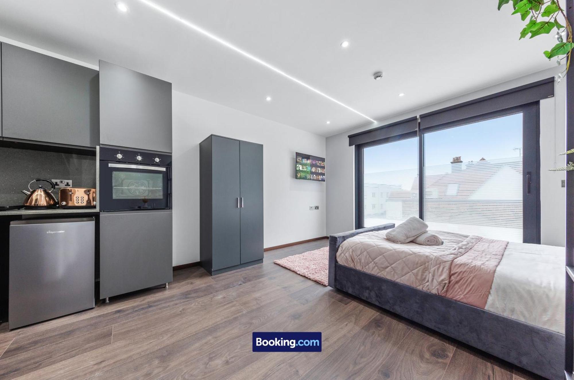 Stylish By Smart Short Lets & Serviced Woodstock With Free Wifi Appartement *