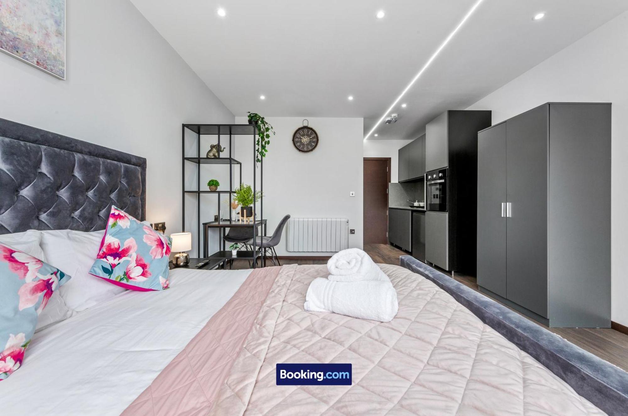 Stylish By Smart Short Lets & Serviced Woodstock With Free Wifi Appartement
