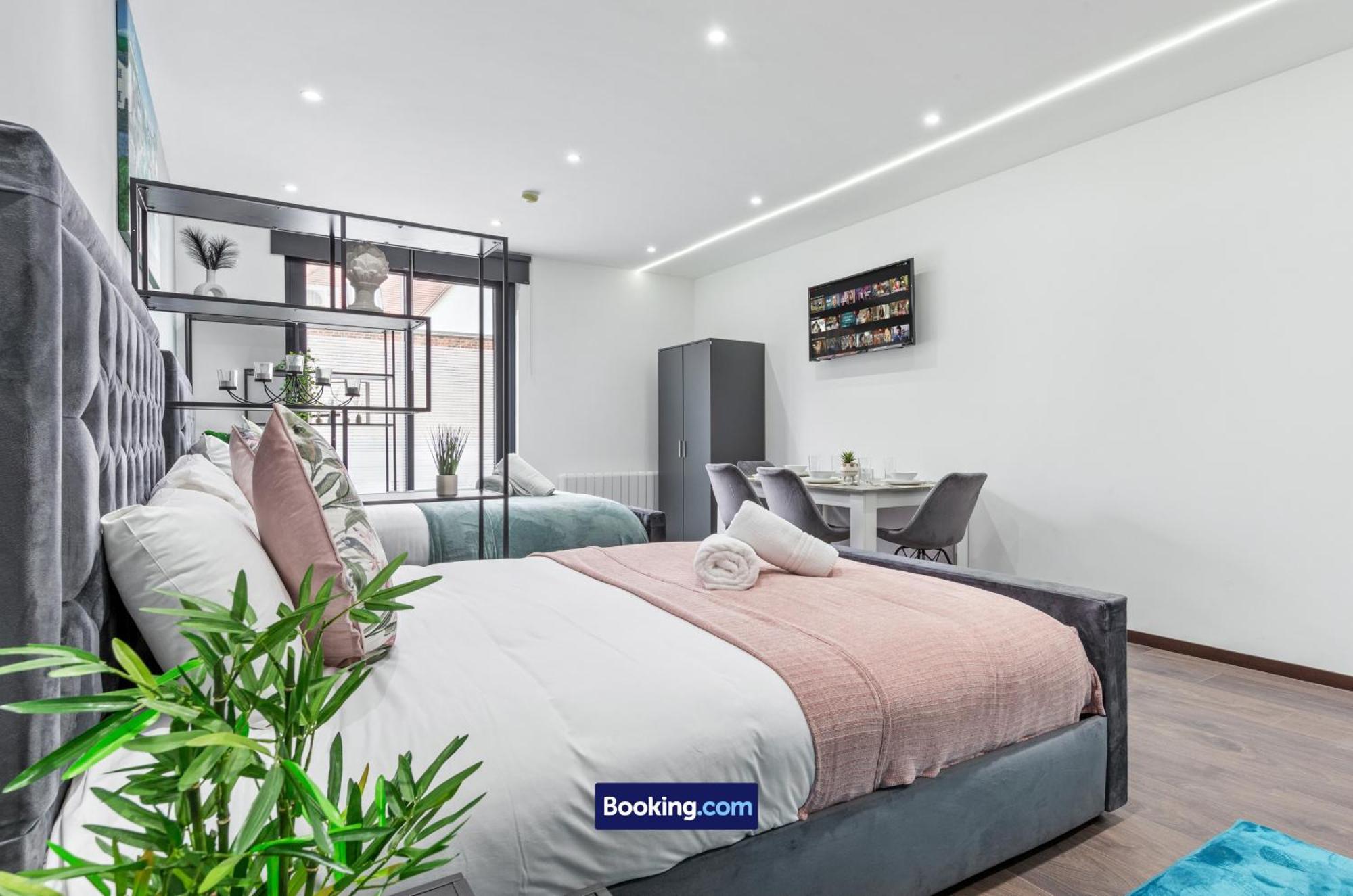 Stylish By Smart Short Lets & Serviced Woodstock With Free Wifi Appartement Londres