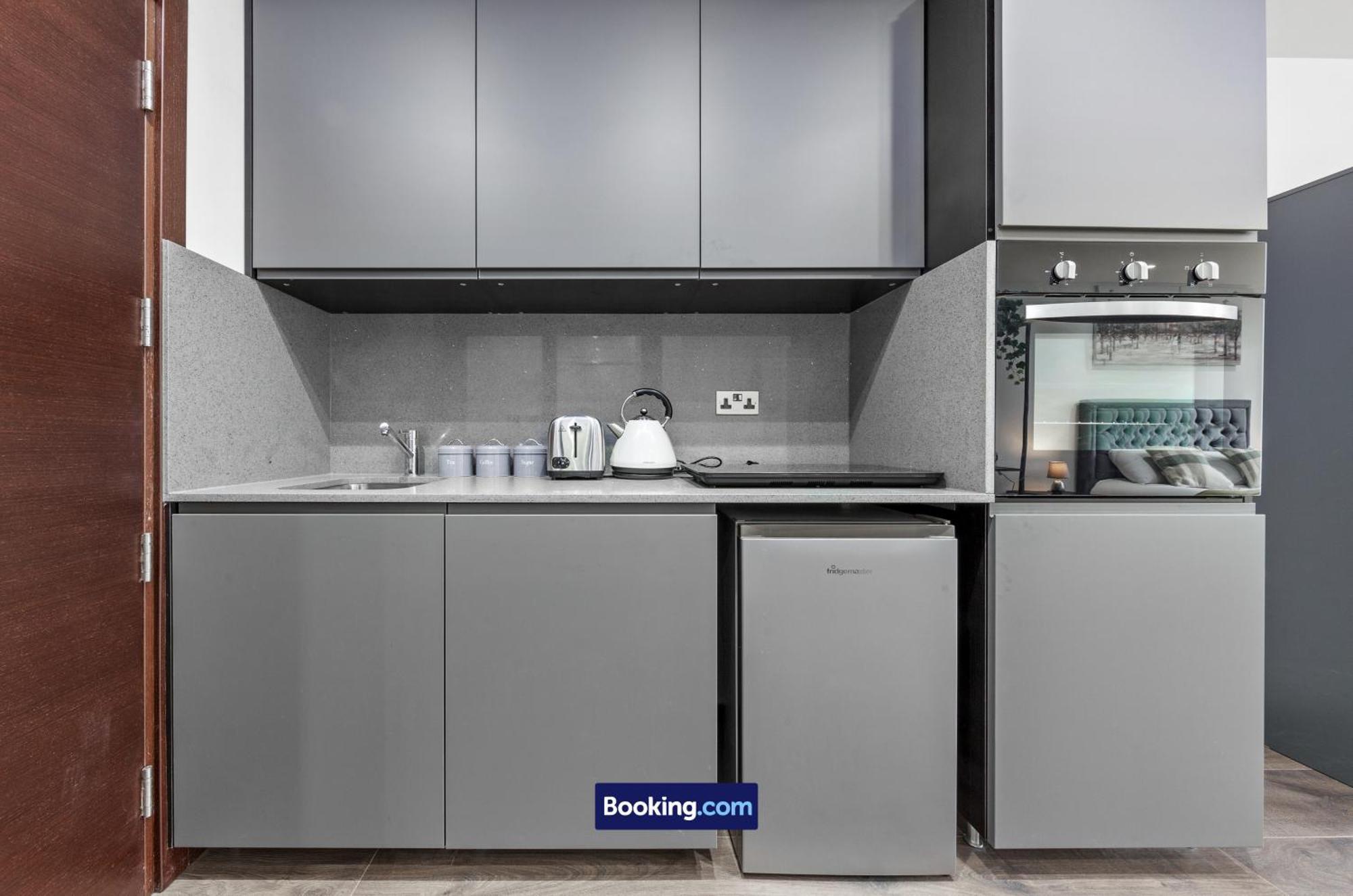 Stylish By Smart Short Lets & Serviced Woodstock With Free Wifi Appartement