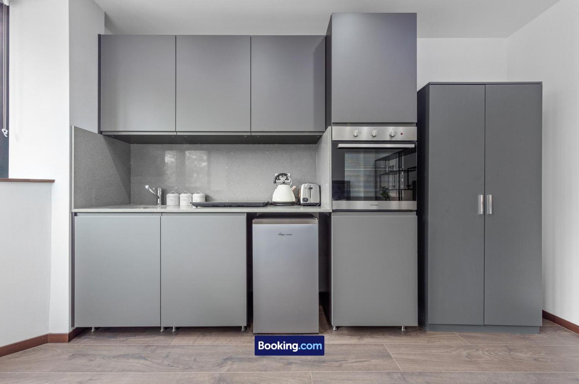 Stylish By Smart Short Lets & Serviced Woodstock With Free Wifi Appartement *