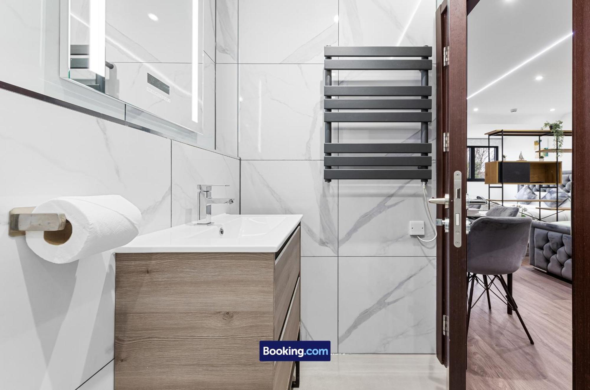 Stylish By Smart Short Lets & Serviced Woodstock With Free Wifi Appartement Londres
