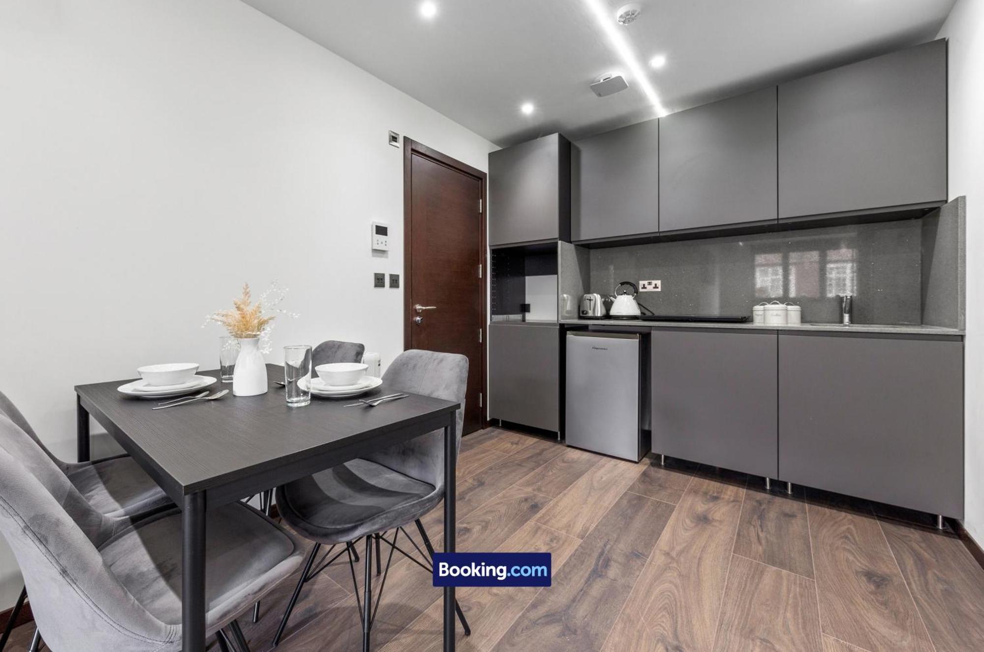 Stylish By Smart Short Lets & Serviced Woodstock With Free Wifi Appartement Londres