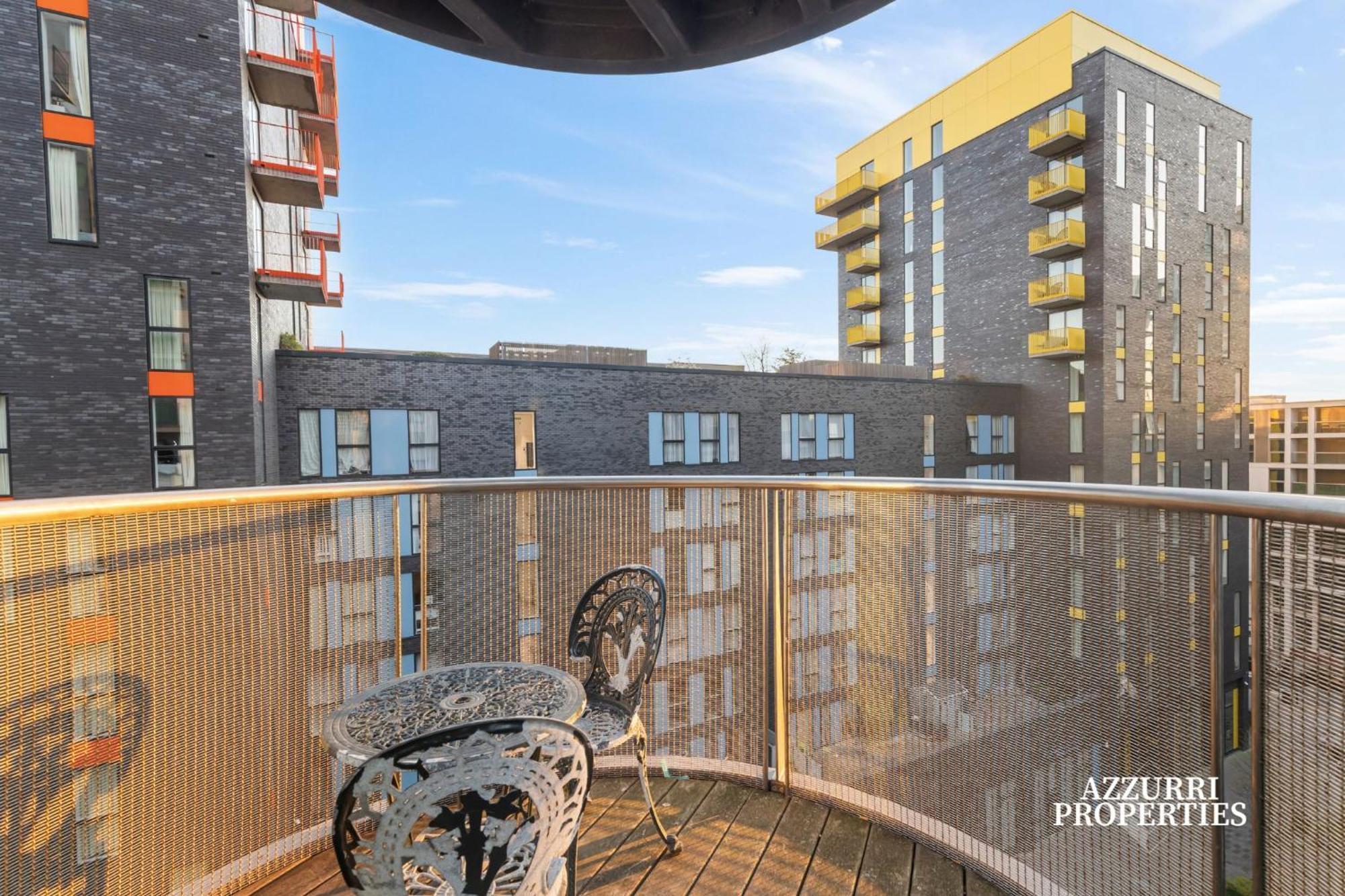 2 Bed Only Five Minutes Walk From Crossharbour * Londres
