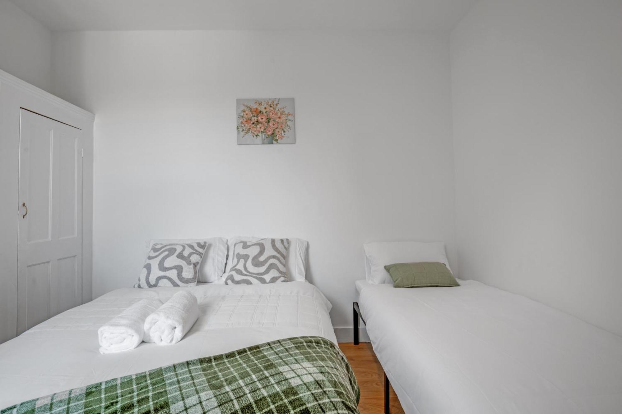 3 Bedroom Luxury House With Parking Londres
