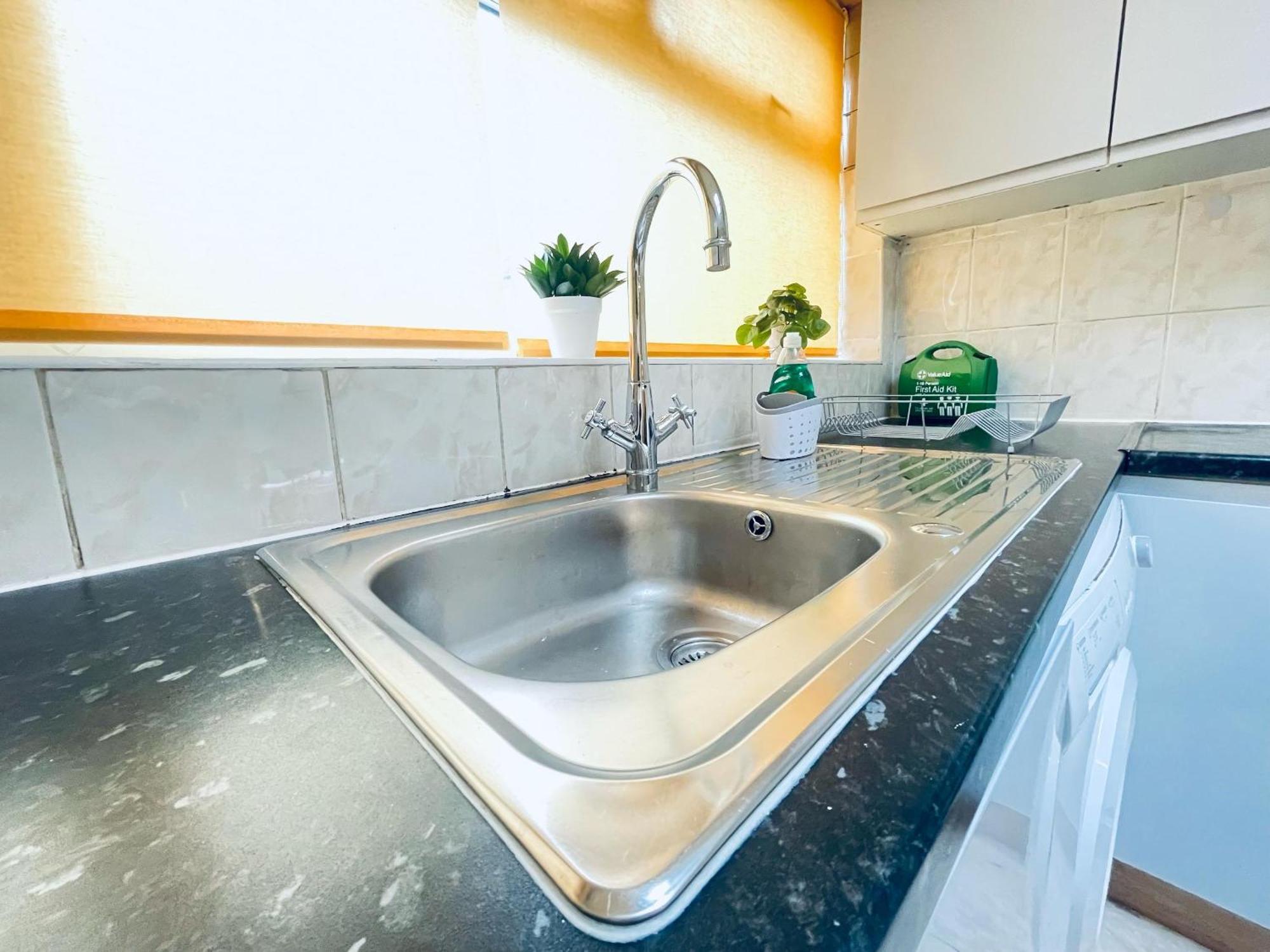 At Plaistow Convenient To Custom House Excel And Free Parking *
