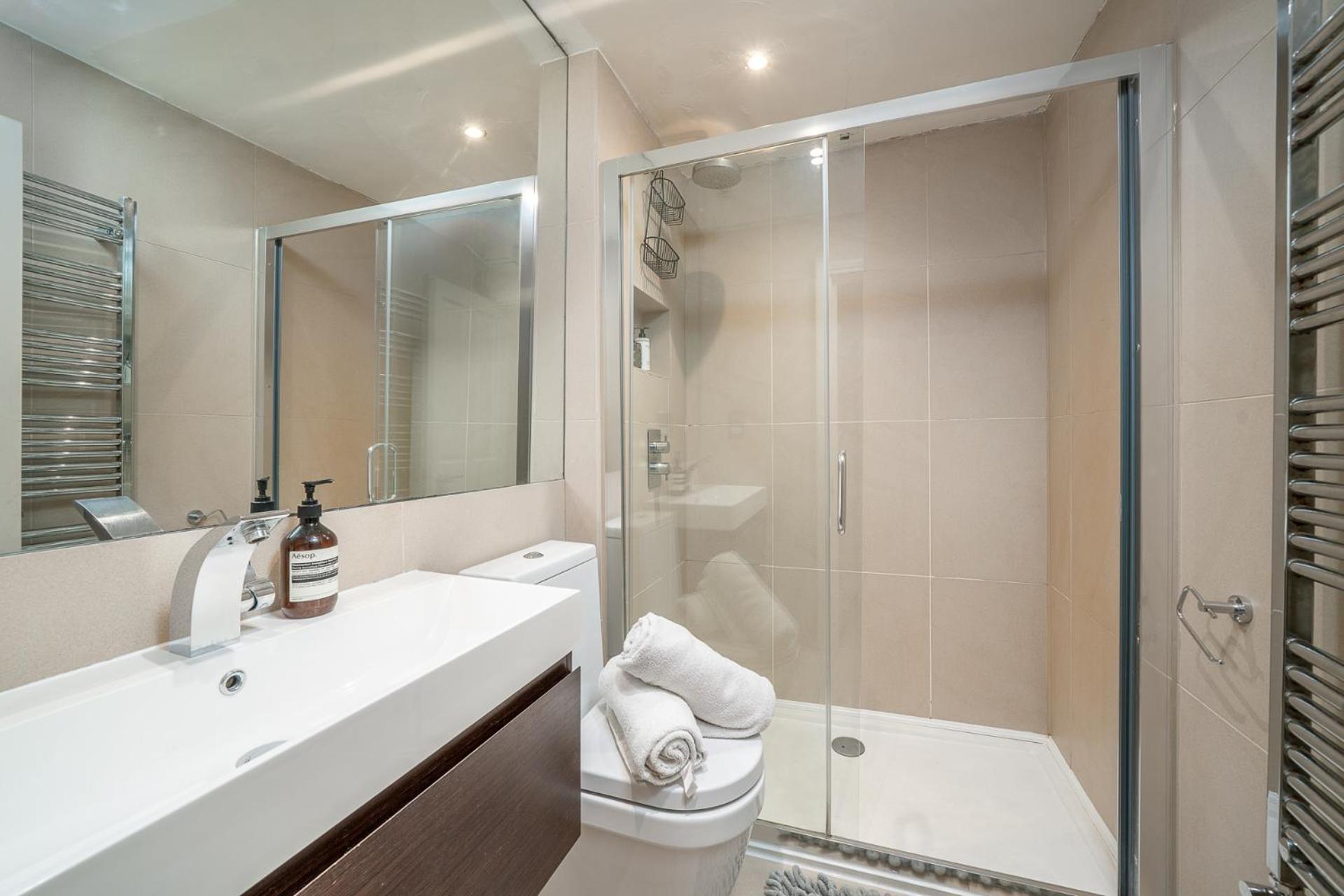 Niru Experience Hidden Gem In Chelsea 2bd 2ba Appartement Londen