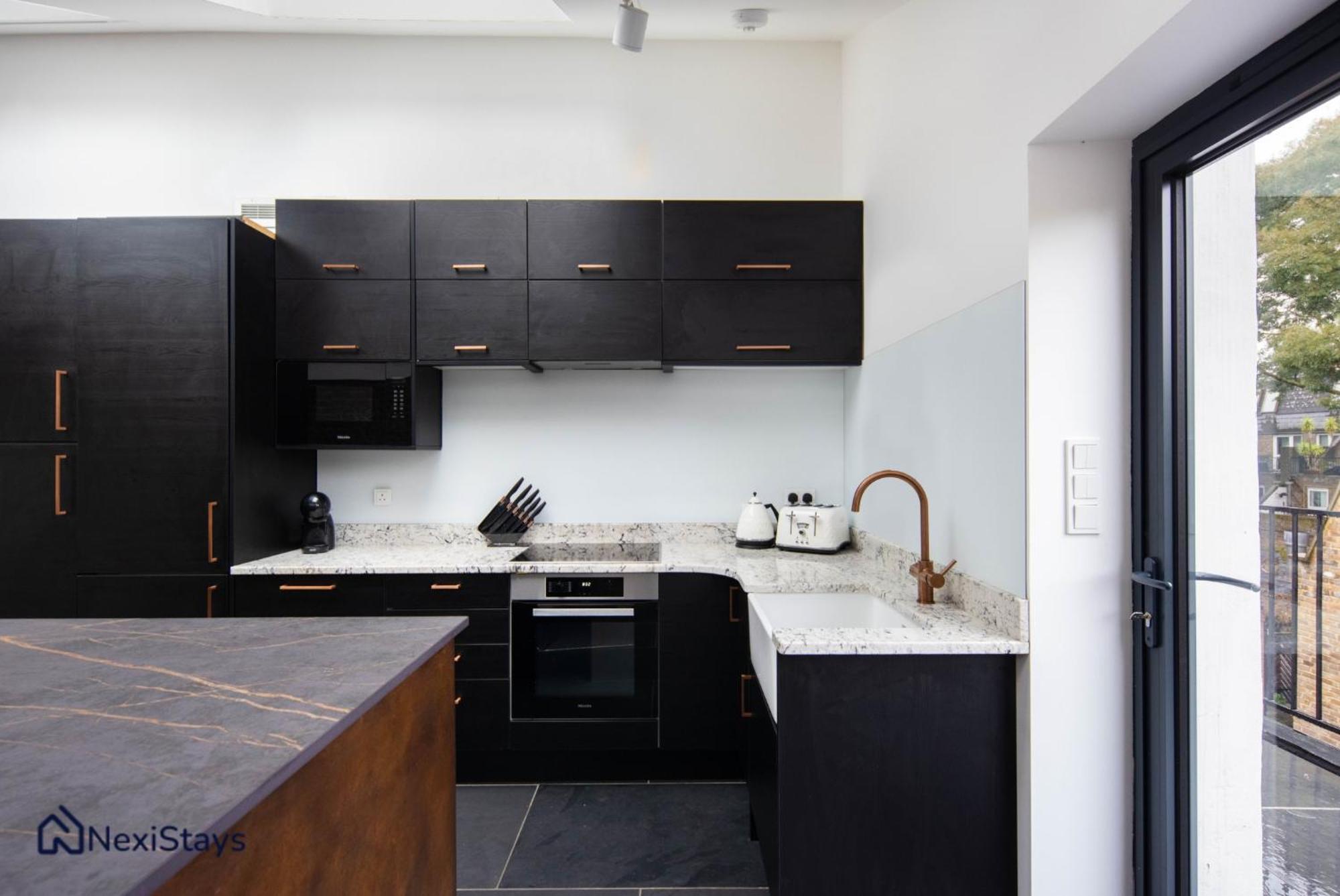 1 Min Walk To Euston Station, Modern Townhouse