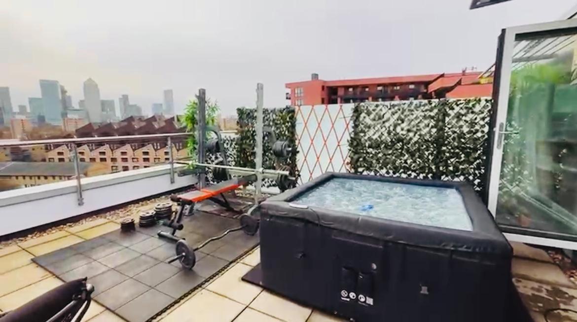 Appartement Penthouse - Canary Wharf - 24 Hr Concierge, Gym, Hot Tub, Sauna, Balcony, Terrace Londres