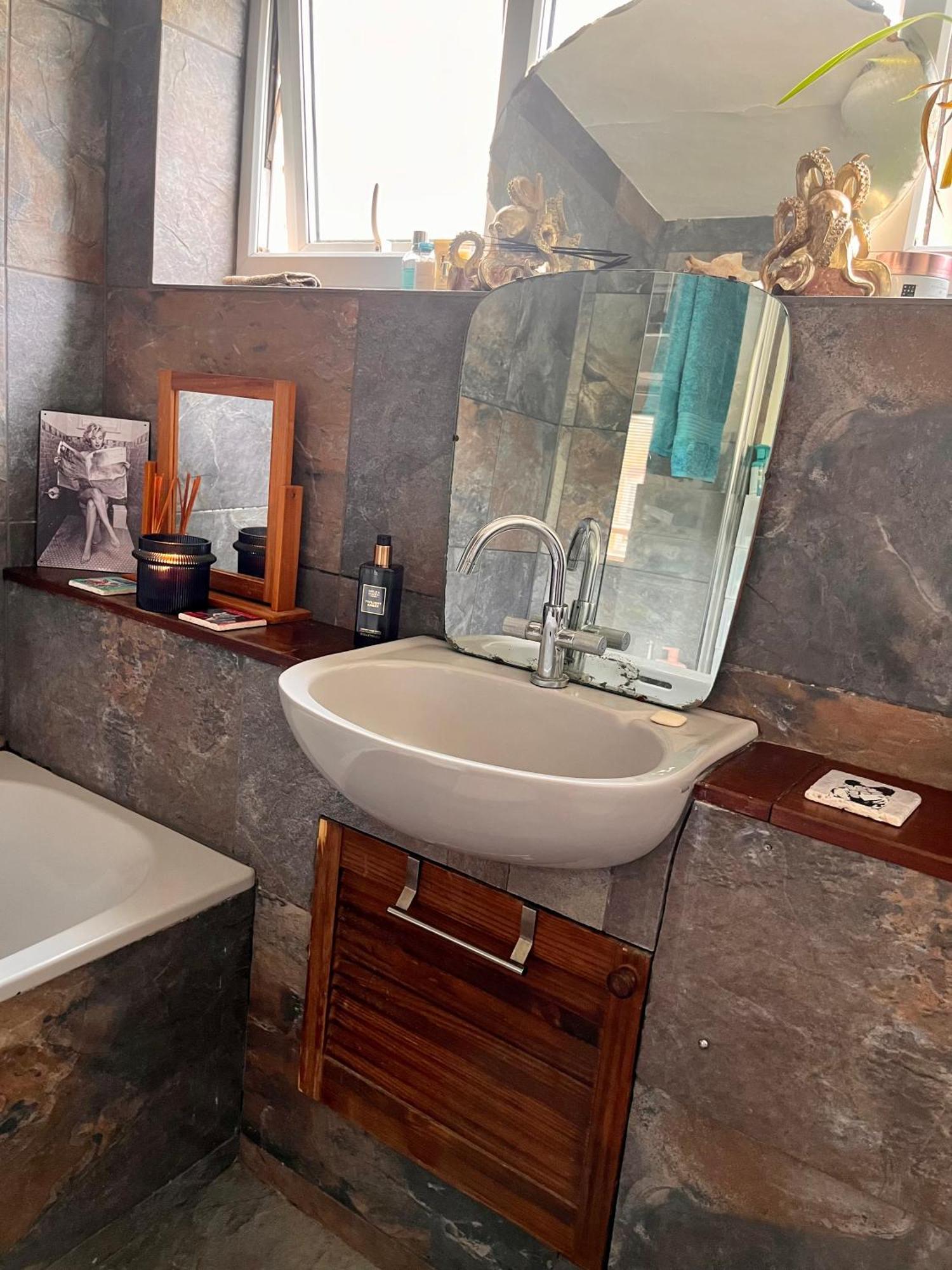 Heartwarming And Vibrant Private In Unit Appartement