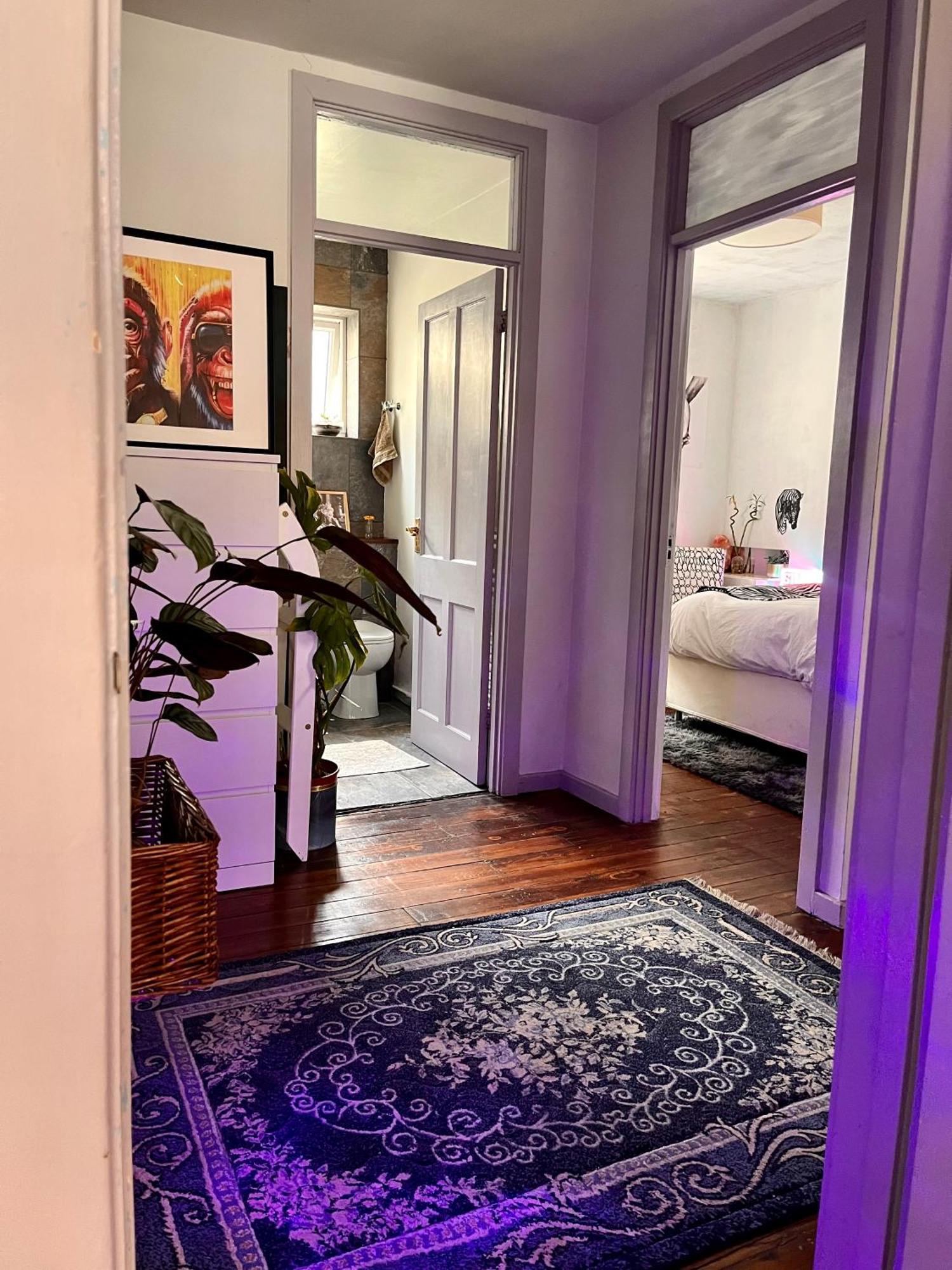 Heartwarming And Vibrant Private In Unit Appartement
