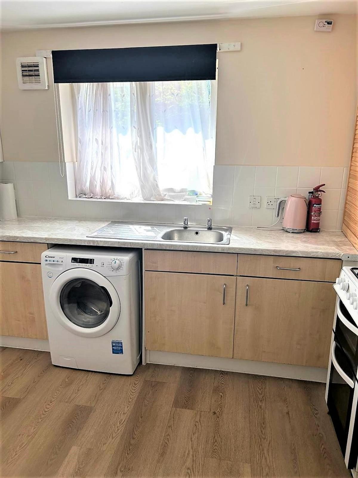 Zone 2 Lovely 4 Bedroom * Londen