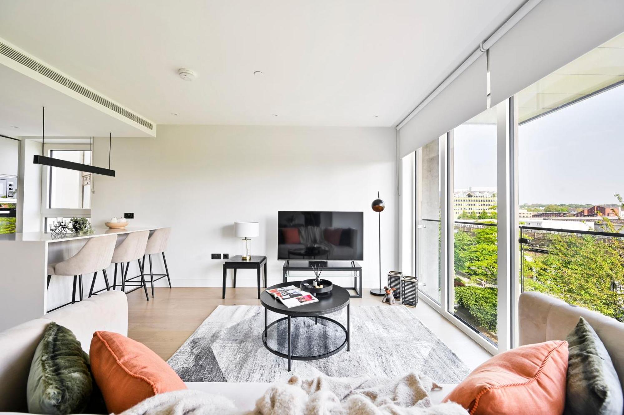 Exotic Two Bedroom Apartment -West London -Steps To Tube, Westfield Londres