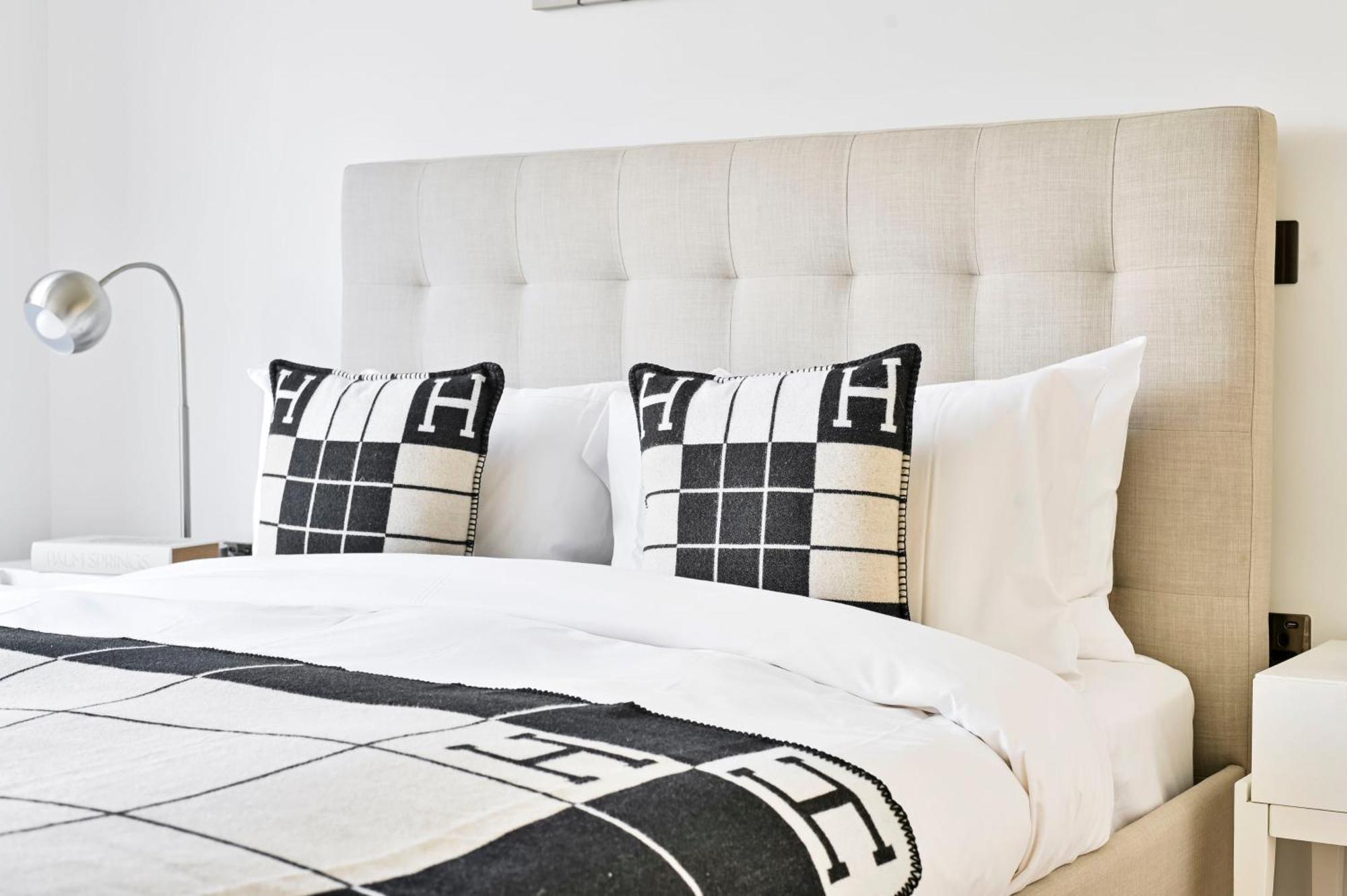 Exotic Two Bedroom Apartment -West London -Steps To Tube, Westfield Londres
