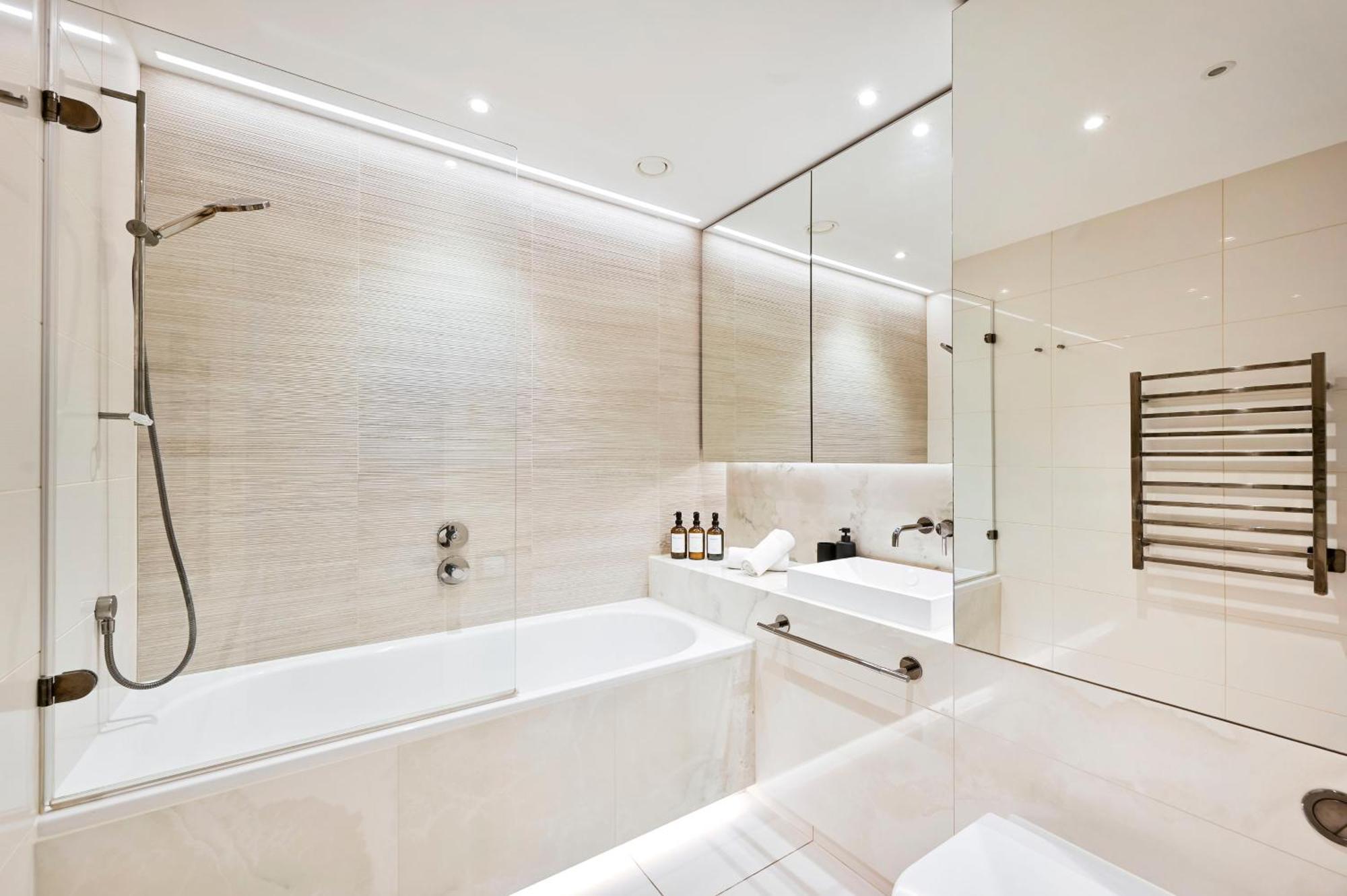 Exotic Two Bedroom Apartment -West London -Steps To Tube, Westfield * Londres