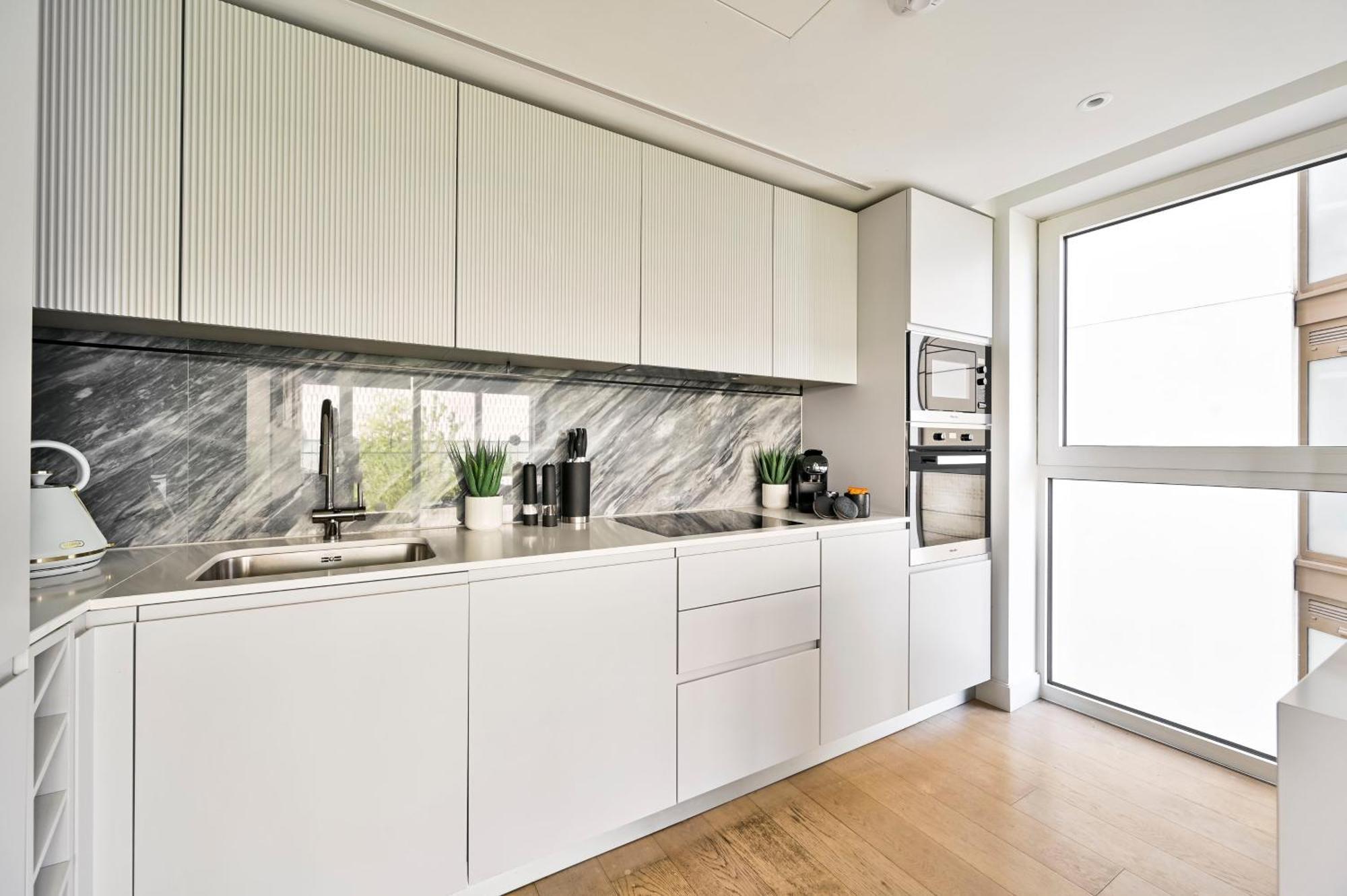 Exotic Two Bedroom Apartment -West London -Steps To Tube, Westfield Appartement Londres