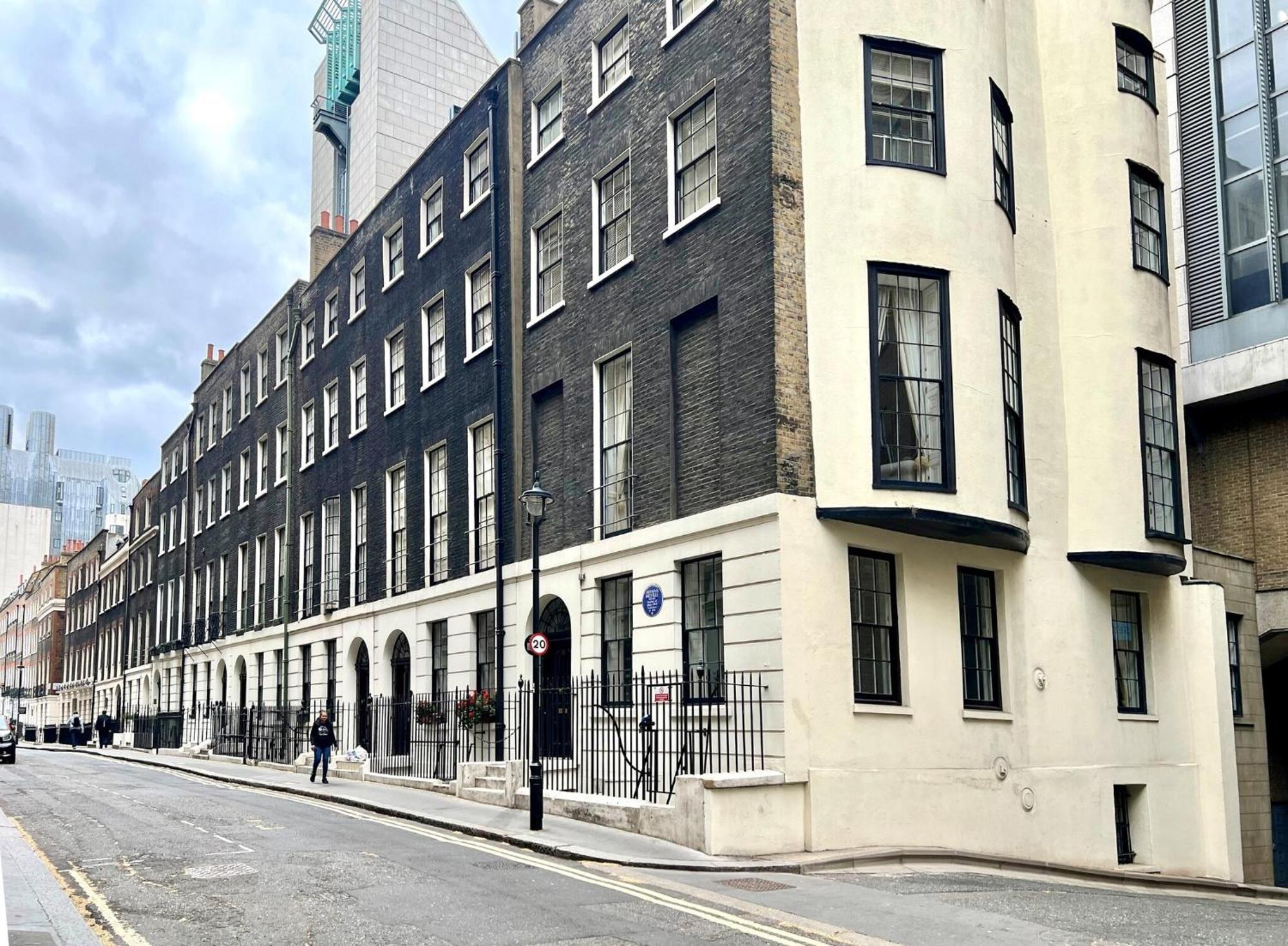 Spacious One-bedroom Flat In Westminster Near Embankment, Appartement Londres