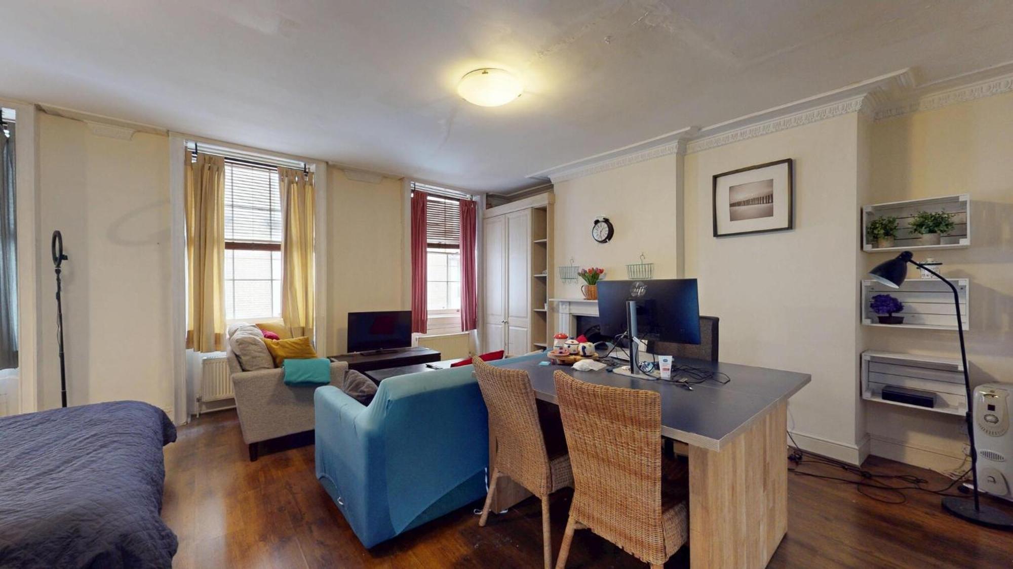 Spacious One-bedroom Flat In Westminster Near Embankment,
