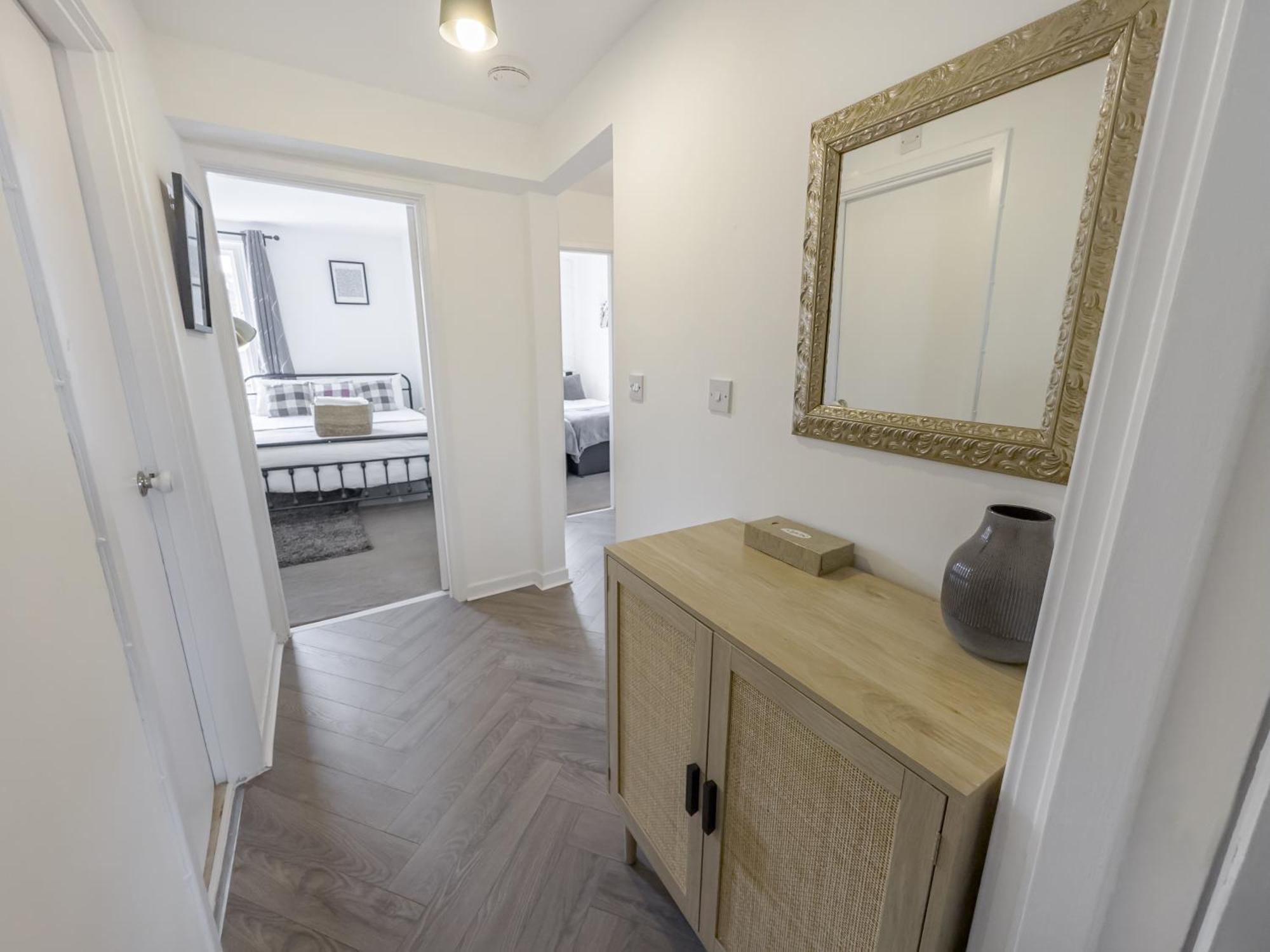 Stylish Hyde Park 3 Bedroom Apartment