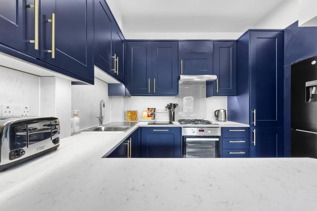 Stylish 3bed 2bathroom Flat - 4 Mins To Tube *