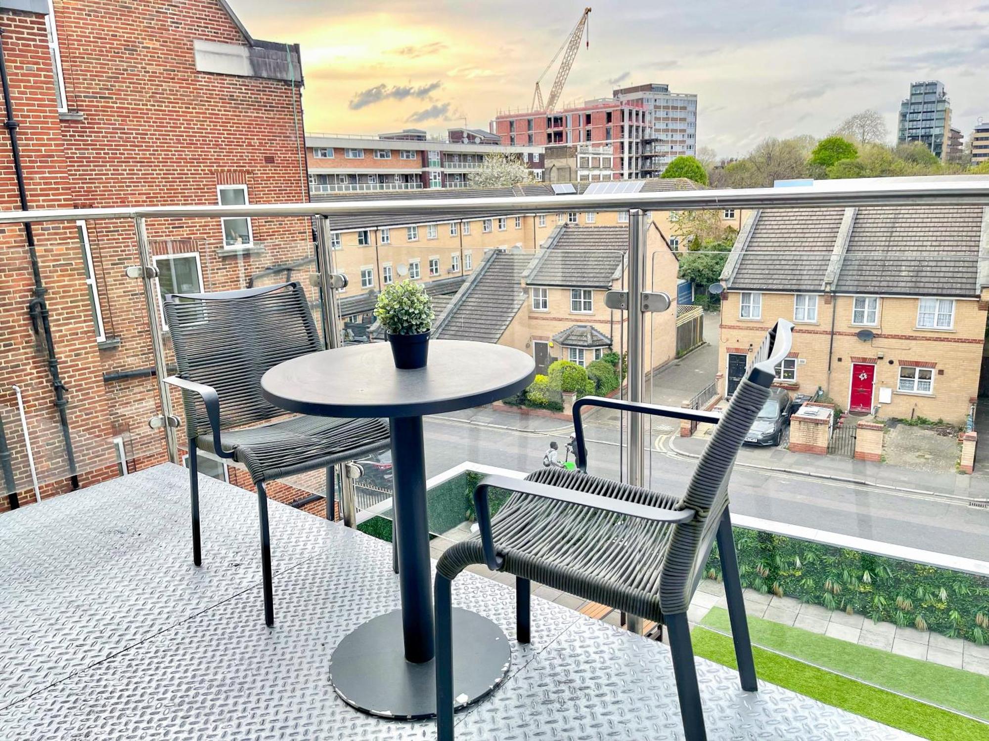 Contemporary With Private Terraces In Shoreditch, Hoxton, Islington Apartment London