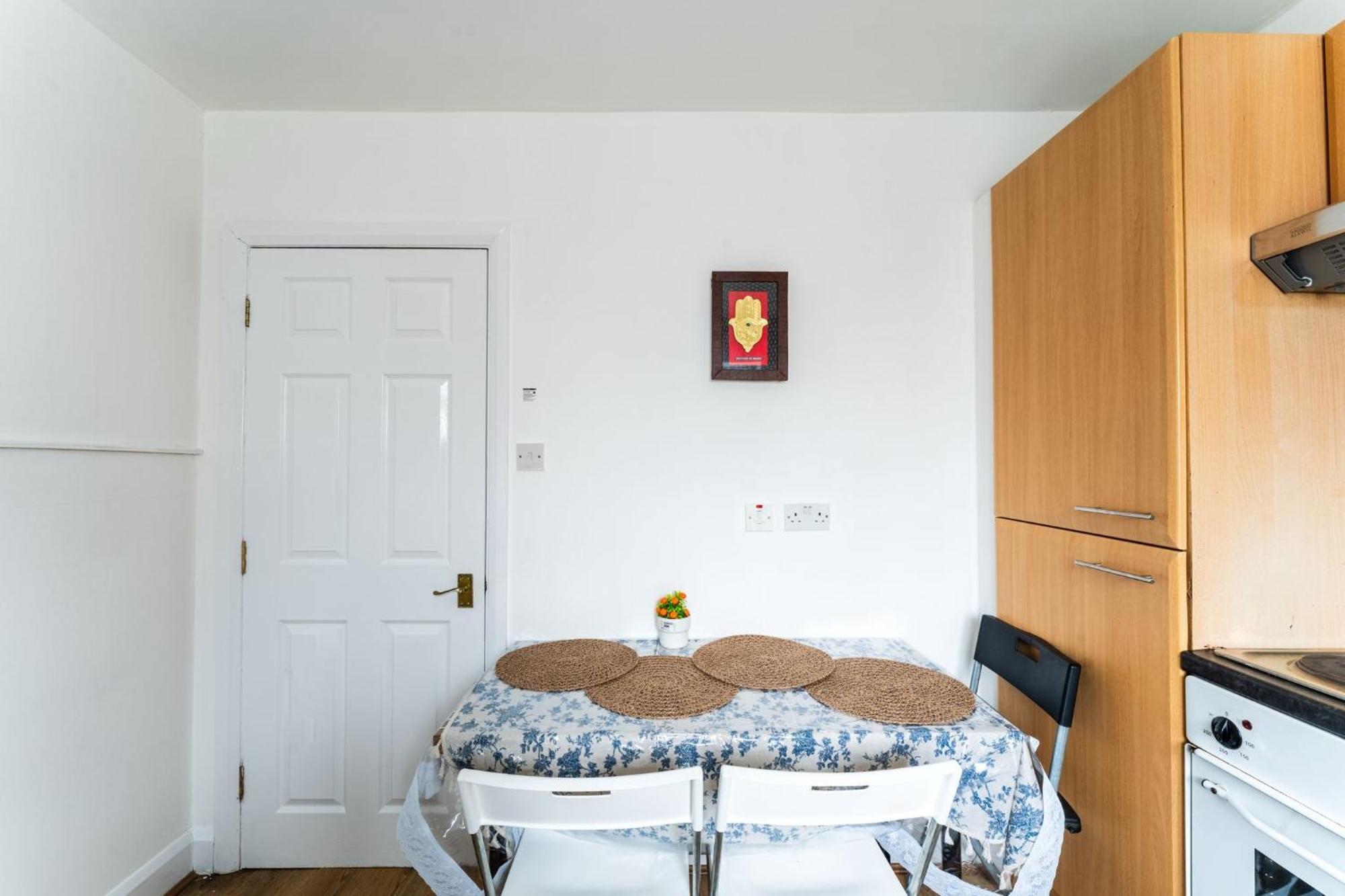 Bright In Camden Town Homestay *