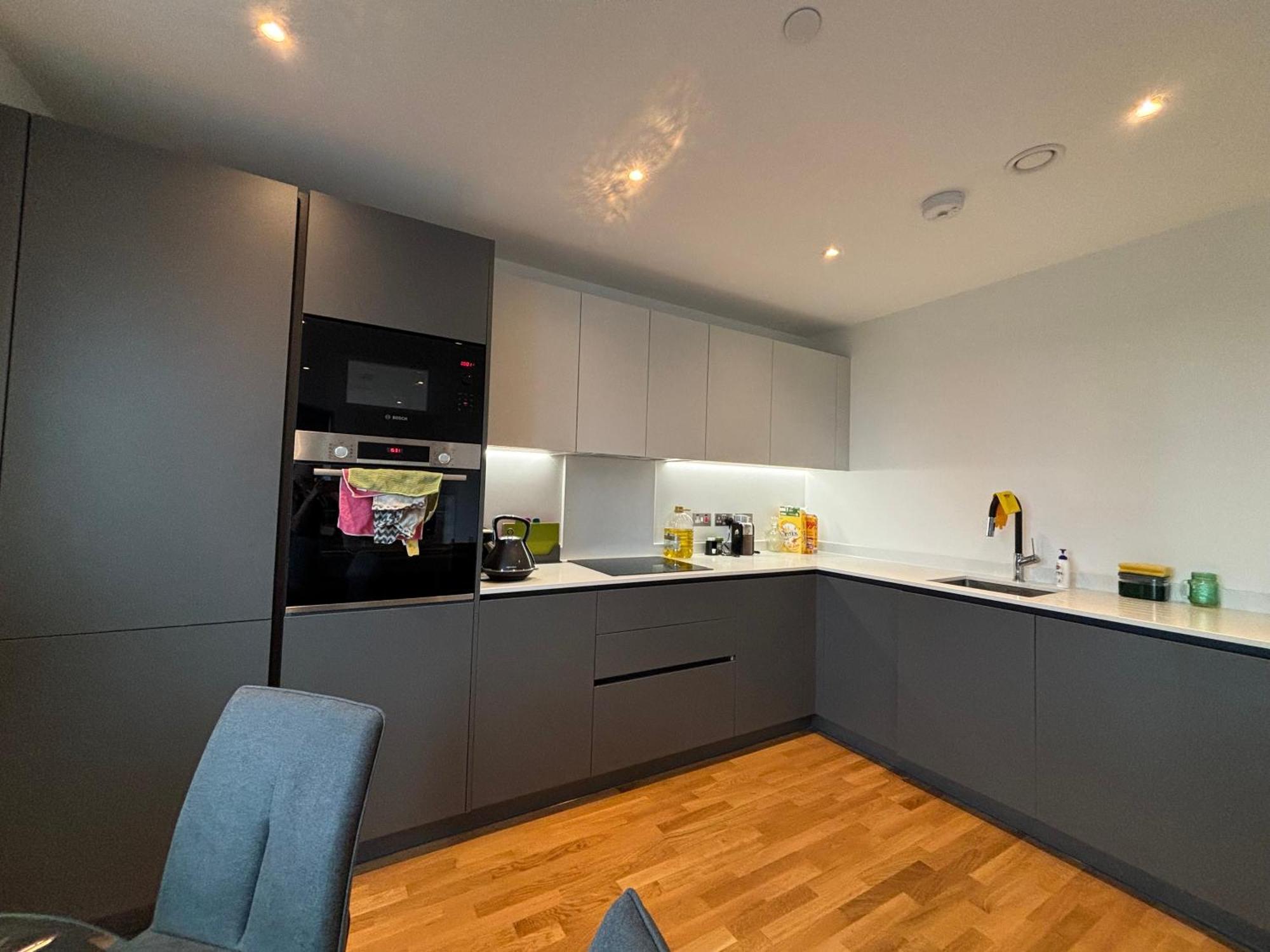 Chic 2bd Flat With Private Balcony In Battersea Apartamento