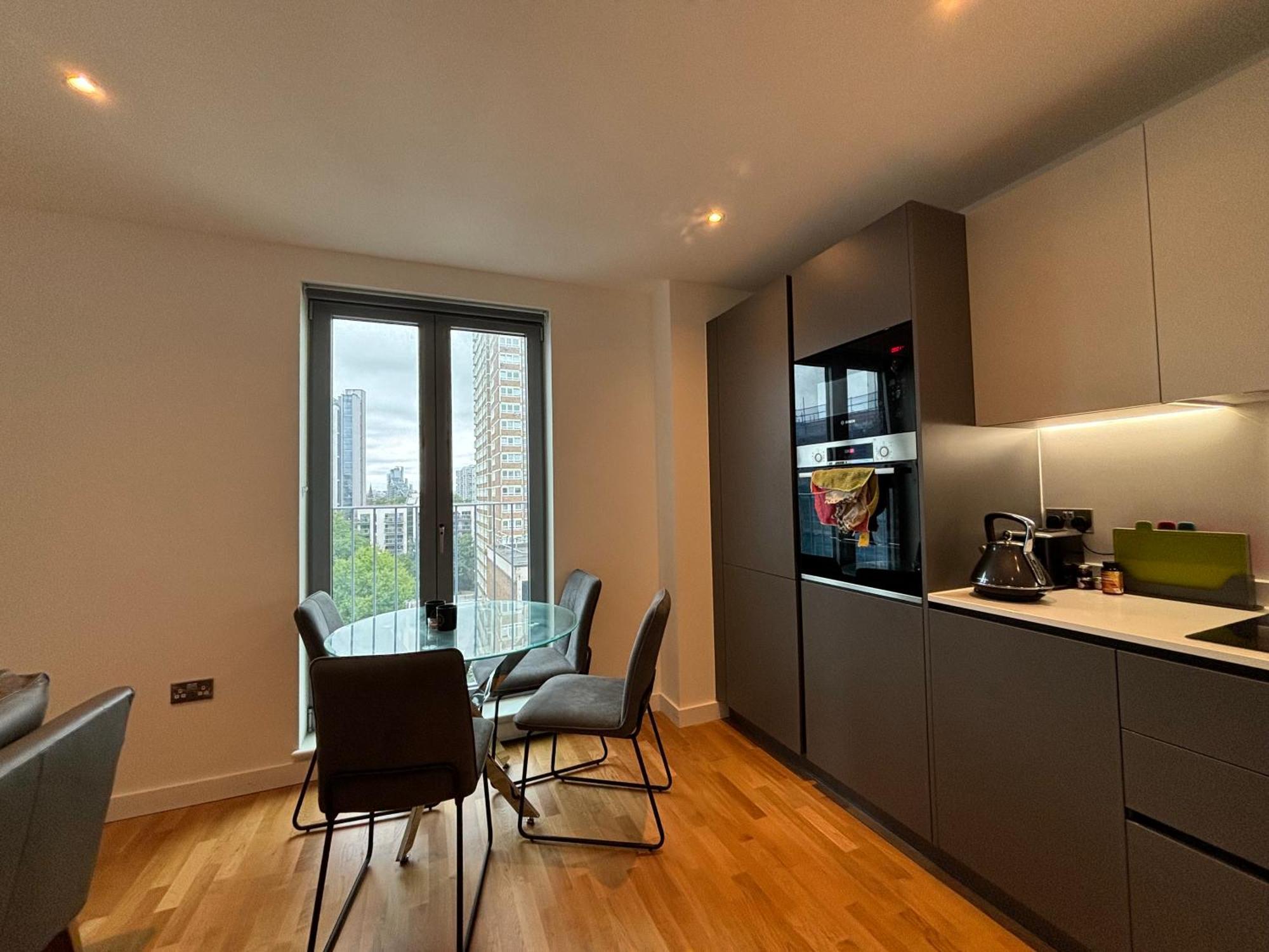 Chic 2bd Flat With Private Balcony In Battersea *