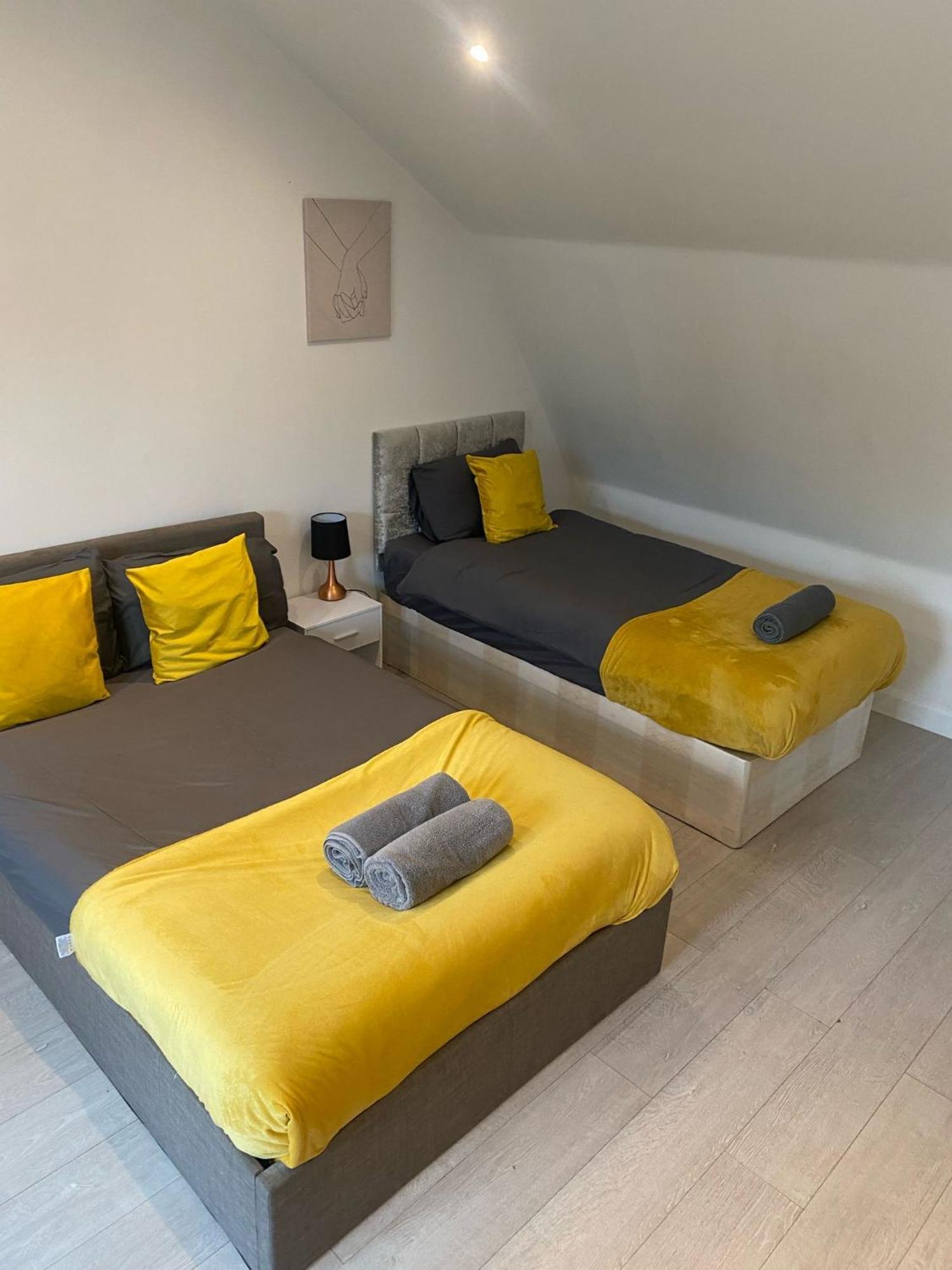 Vibrant 3br Tottenham Home, Private Garden Wifi Parking Free On Request Appartement *