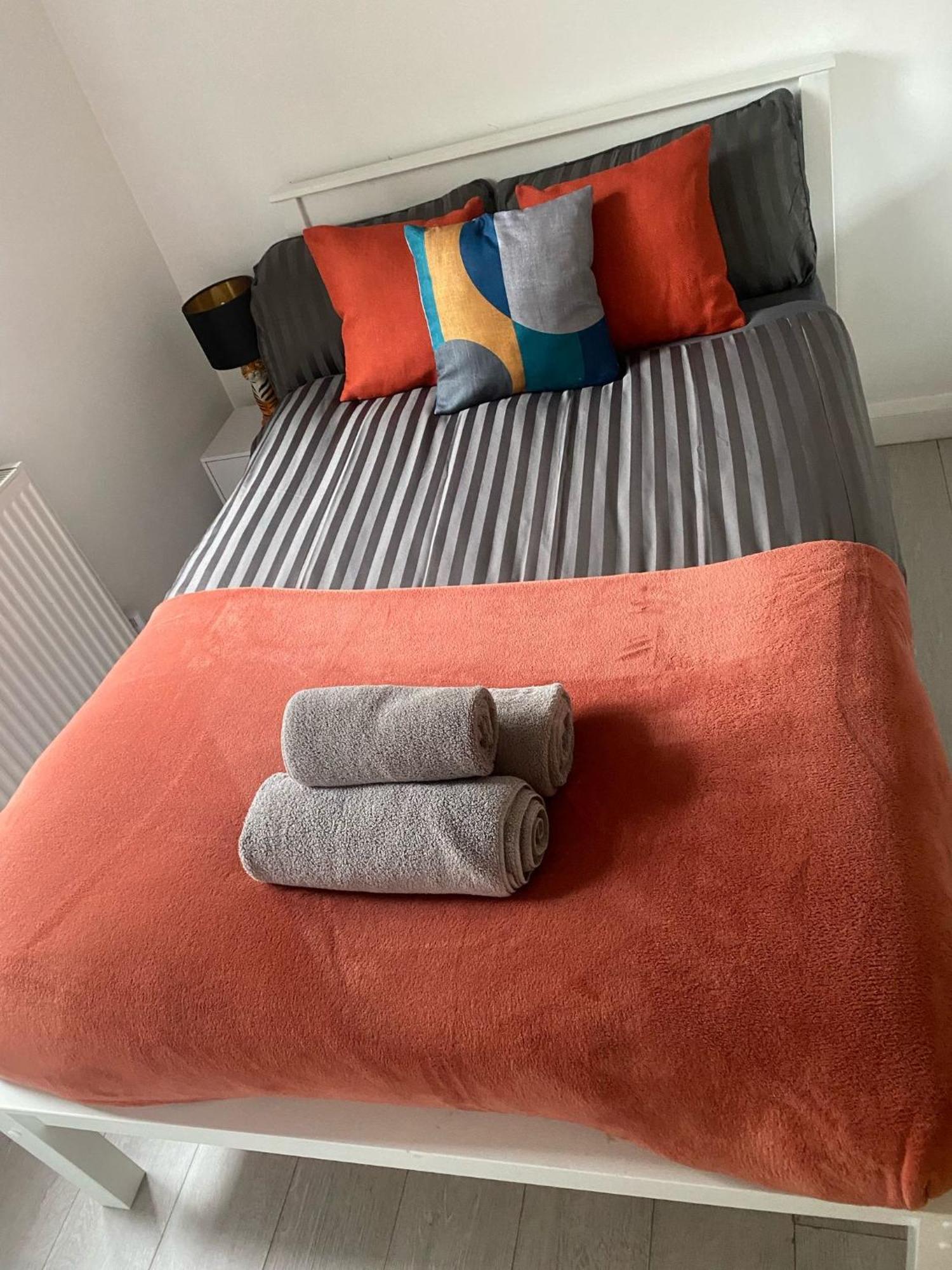 Vibrant 3br Tottenham Home, Private Garden Wifi Parking Free On Request Appartement Londen