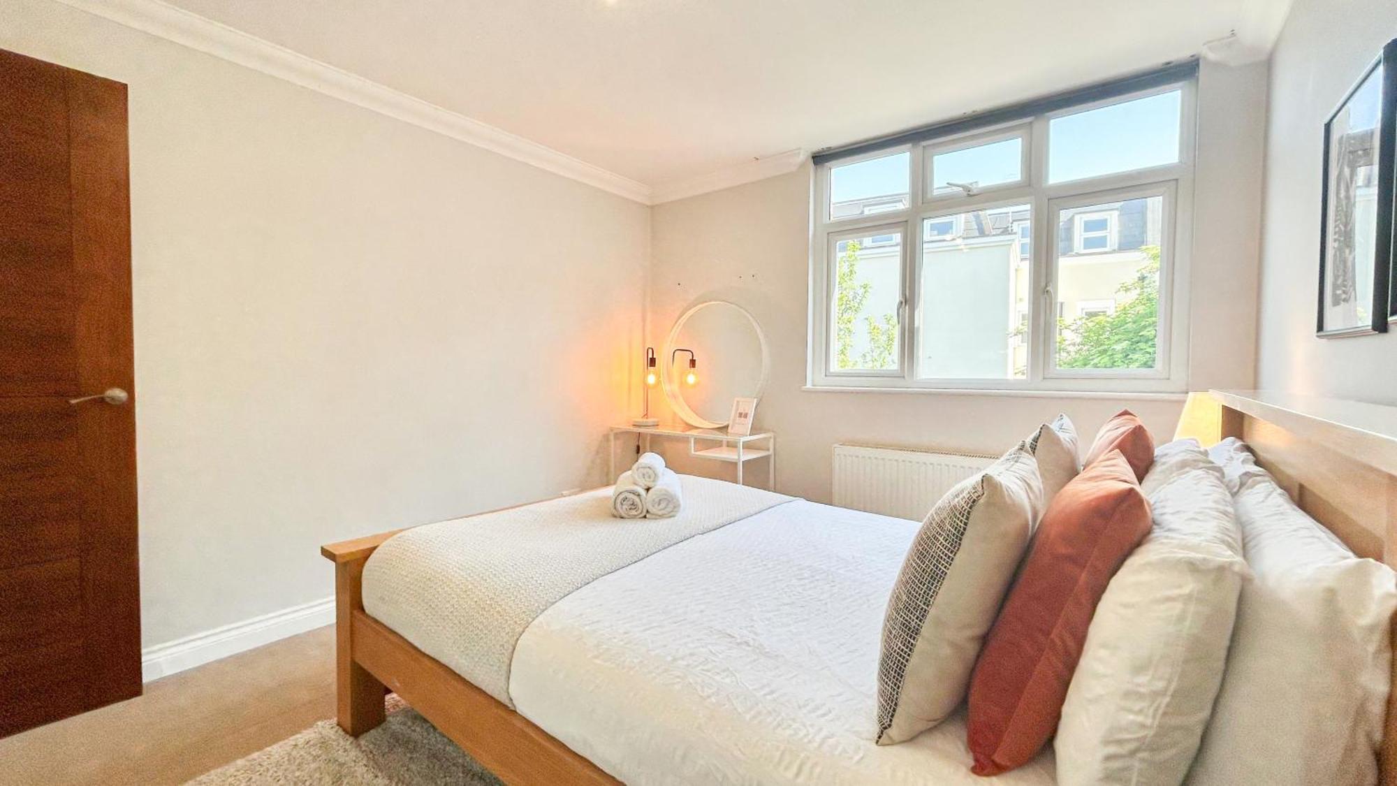 Lovely 4 Bedroom Flat With Ample Garden In Brondesbury, Kilburn Apartamento *