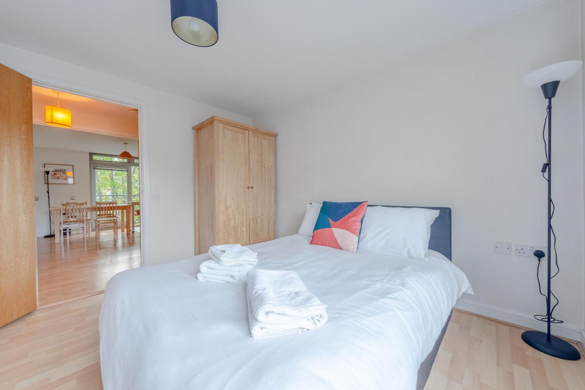 Apartamento Spacious 2 Bedroom Near White Londres