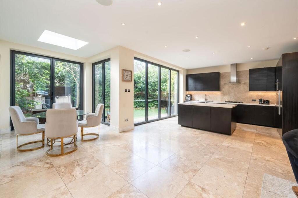 Luxury House * London
