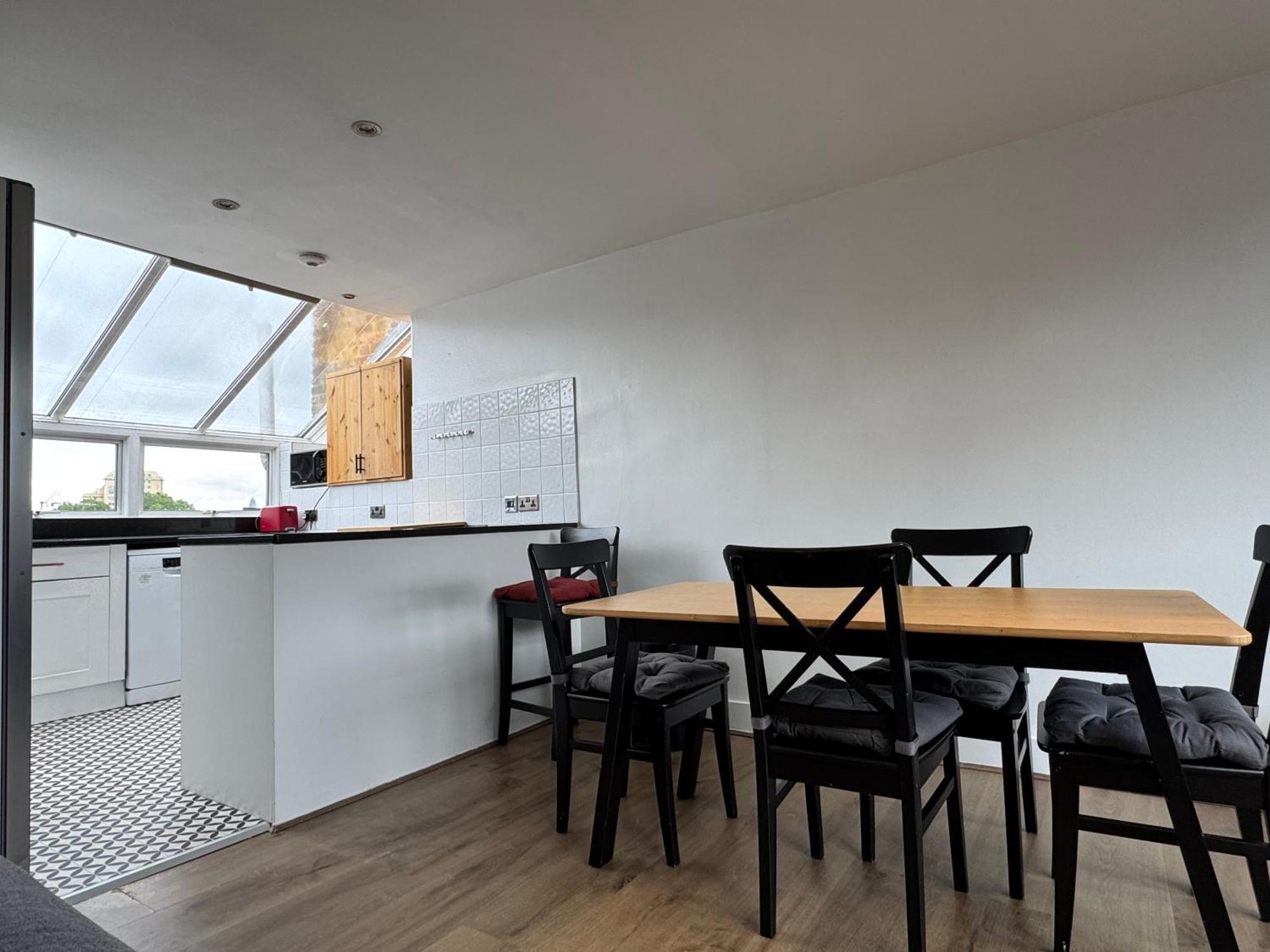 Spacious Light Filled 3bd Flat In Chelsea *