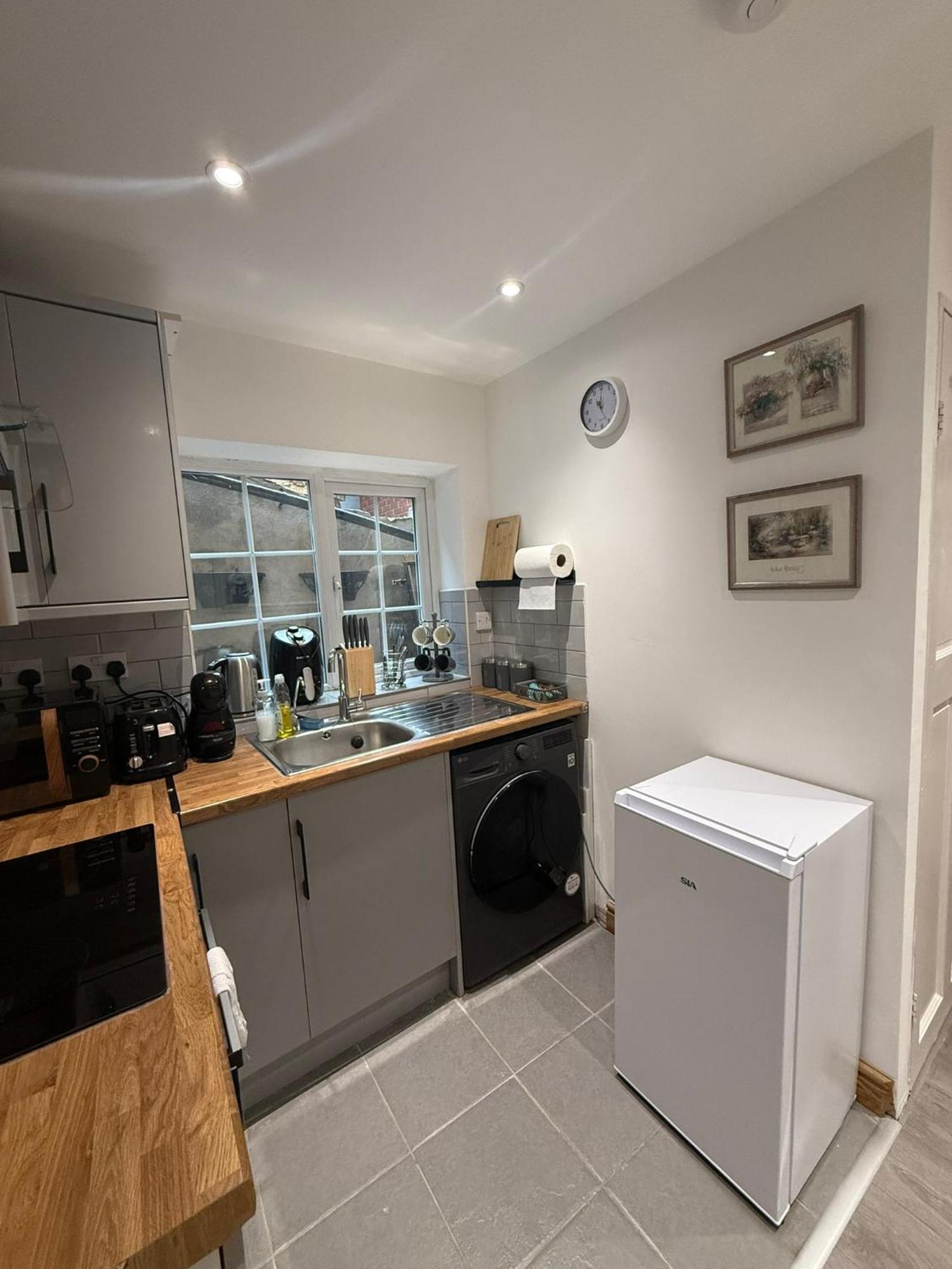 Entire One Bedroom Apartment With Living Room And Private Garden Bright And Spacious