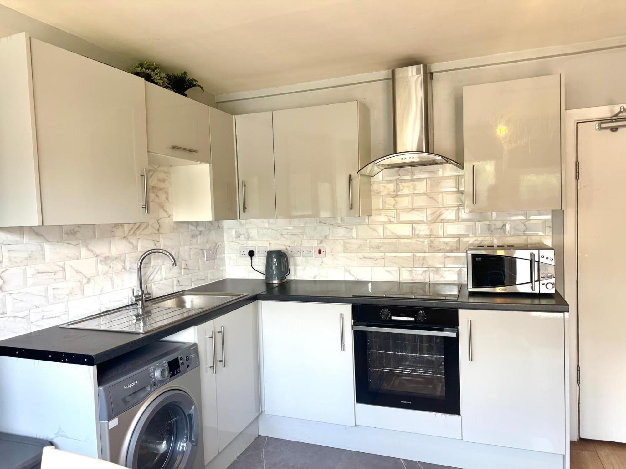 Colourful 4 Bedroom - Mile End - Central, Hammersmith & And District Lines *