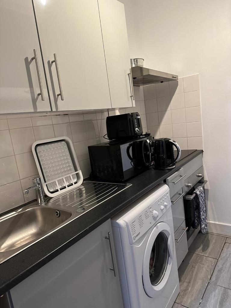 10 Minutes To Wembley Guest * London