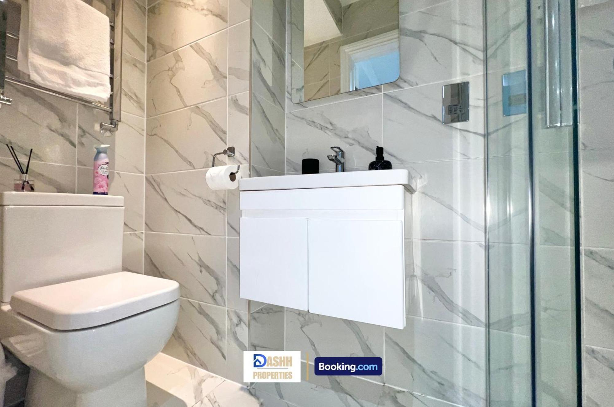 Holiday home Three Bedroom By Dashh Short Lets & Serviced In Shepherds Bush Sleeps 9 With Free Wifi