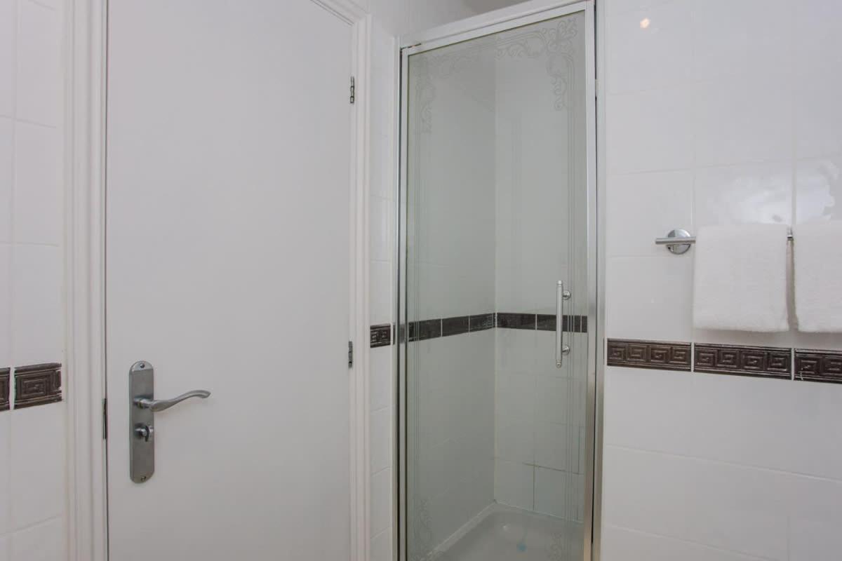 The Sparkford Gardens - Lovely 2bdr With Balcony Apartamento Londres