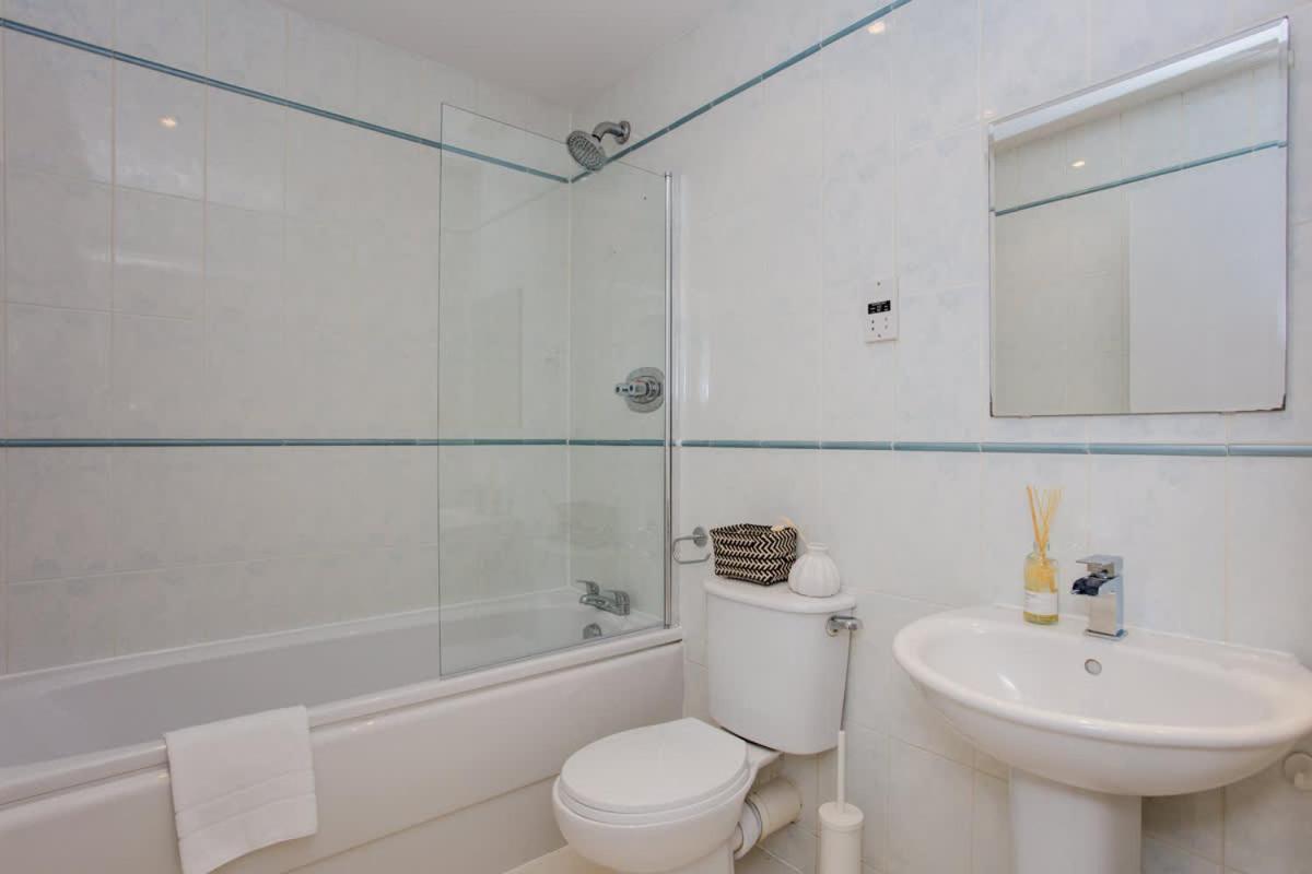 The Sparkford Gardens - Lovely 2bdr With Balcony Apartamento Londres