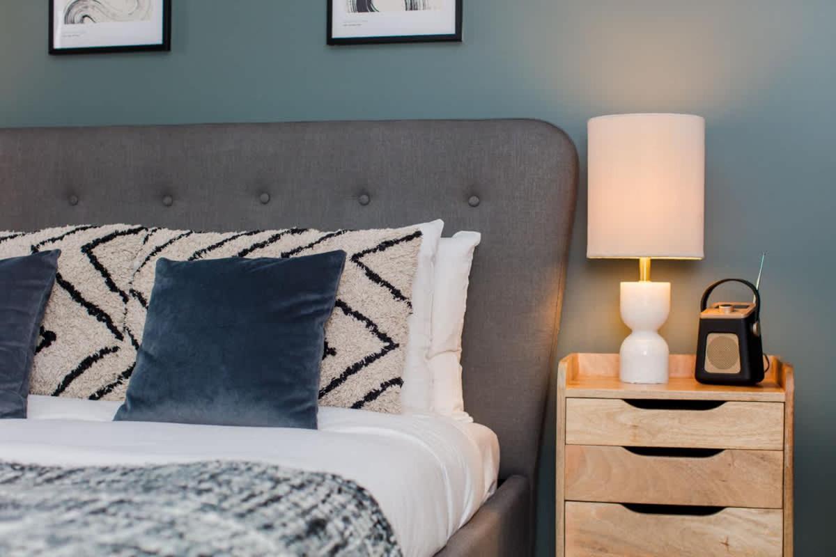 The Sparkford Gardens - Lovely 2bdr With Balcony *