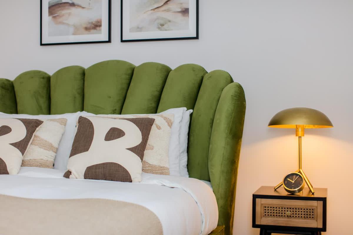 The Sparkford Gardens - Lovely 2bdr With Balcony