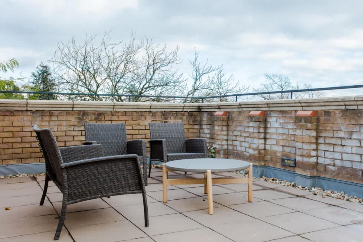 The Sparkford Gardens - Lovely 2bdr With Balcony